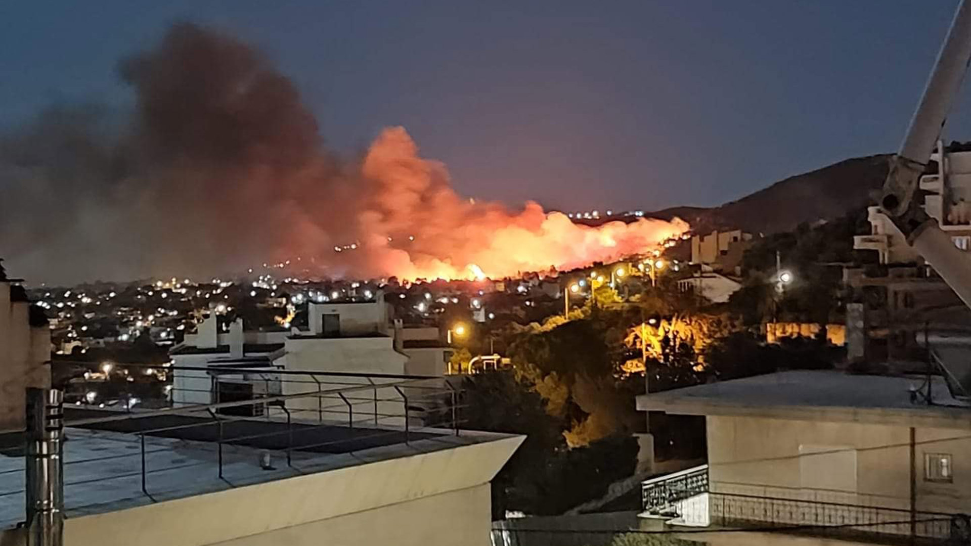 El fuego se declaró a las 22H35 locales cerca de viviendas en Nea Makri y se han recomendado evacuaciones por precaución