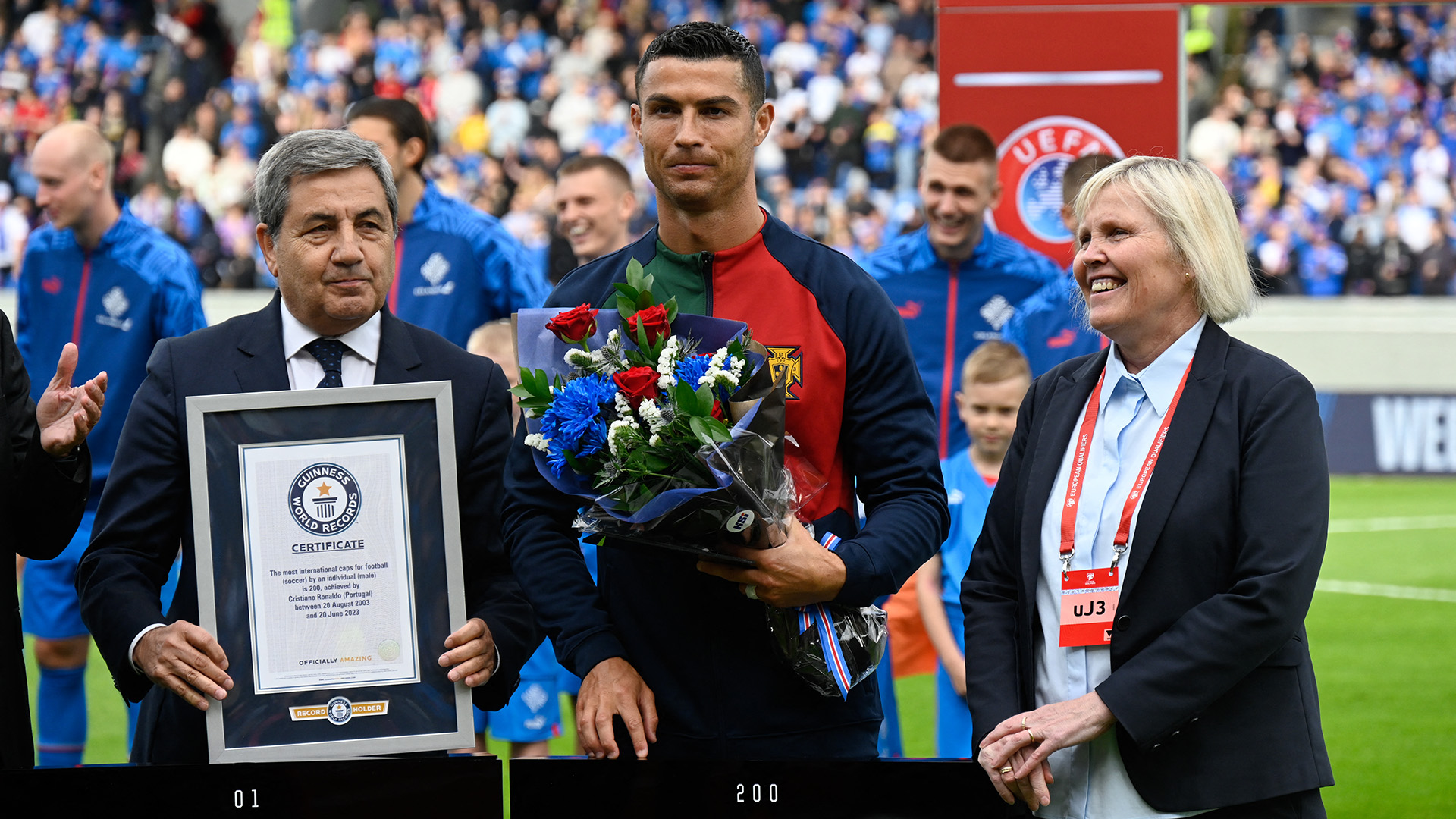 Cristiano Ronaldo y la placa que recibió de los Récords Guinness (Crédito AFP)