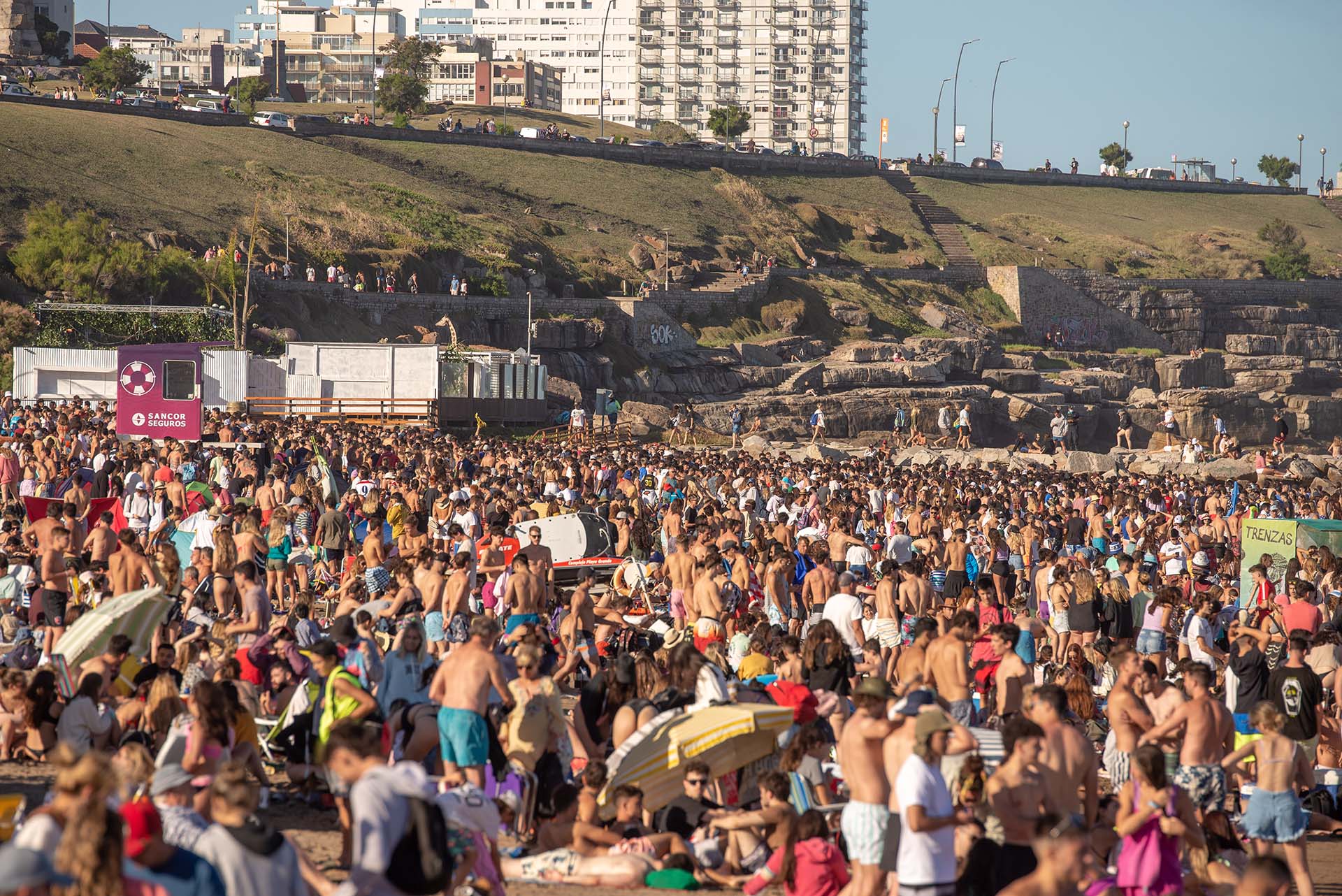 Playas atestadas de personas no contribuye a bajar los infectados diarios