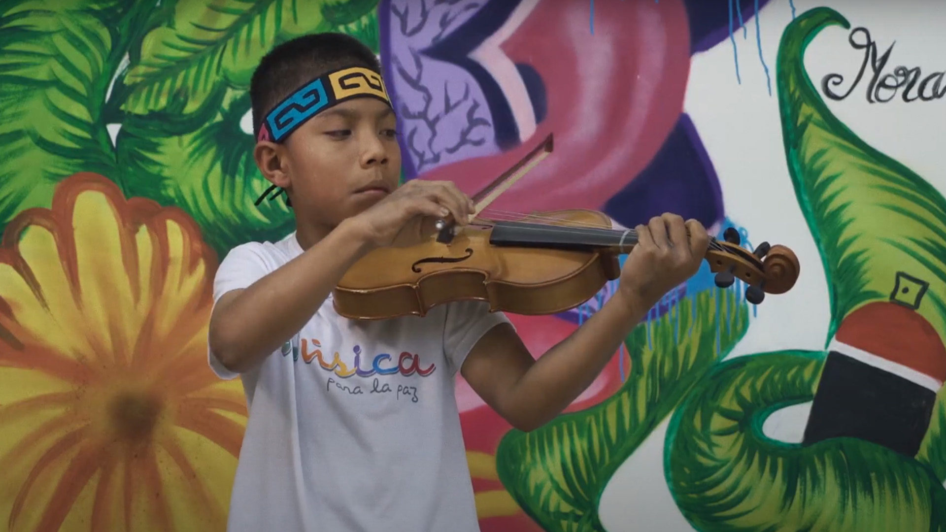 Cuarenta niños Emberá mezclan el arte y la música con un mensaje de construcción de paz y transformación social. / Captura de pantalla del documental ‘Filarmónica Emberá Chamí’