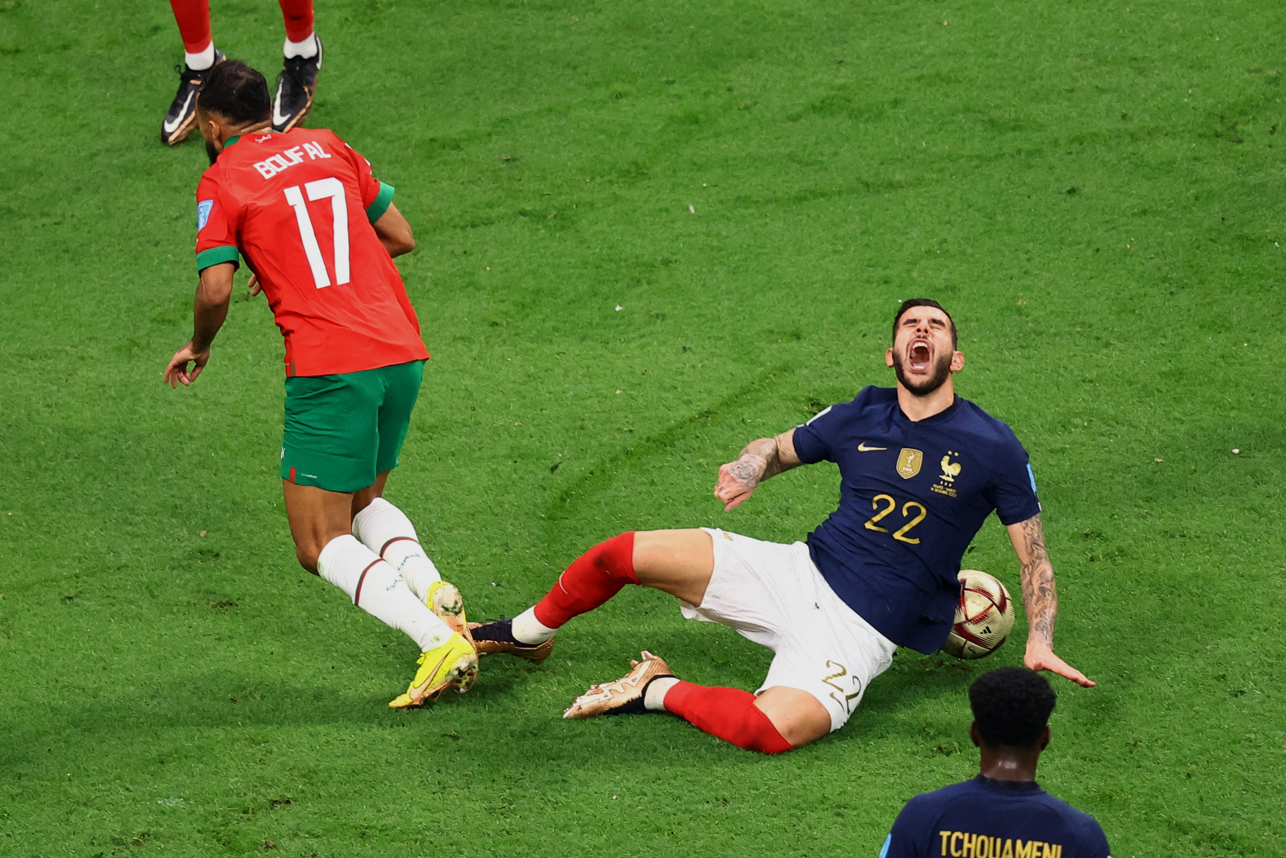 Sofiane Boufal le cometió infracción a Theo Hernandez, quien quedó dolorido. El jugador de Marruecos fue amonestado (REUTERS/Hannah Mckay)