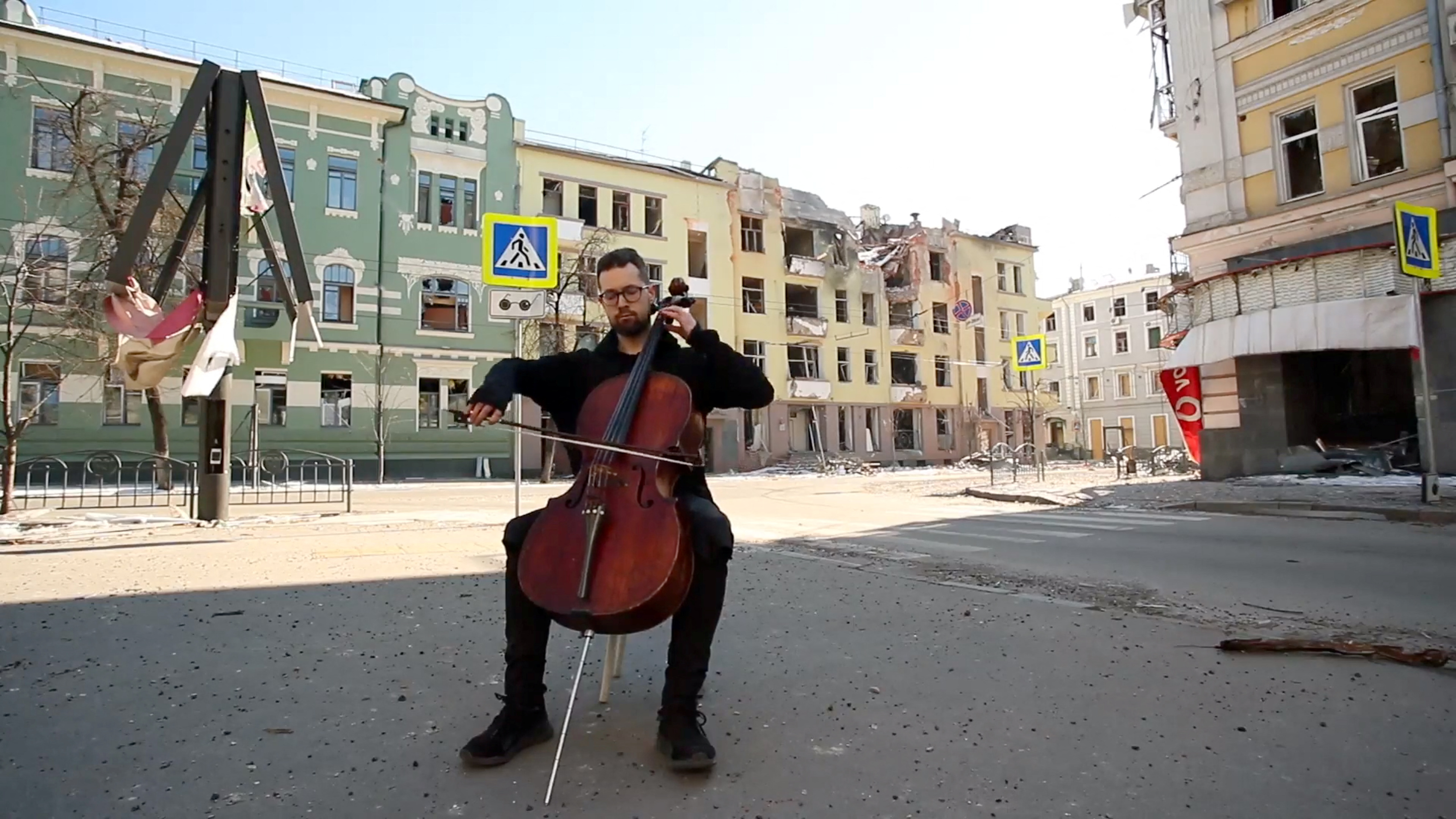 El cellista Denys Karachevtsev interpreta una pieza de Bach en las calles vacías de Kharkiv, su ciudad bombardeada, el 20 de marzo