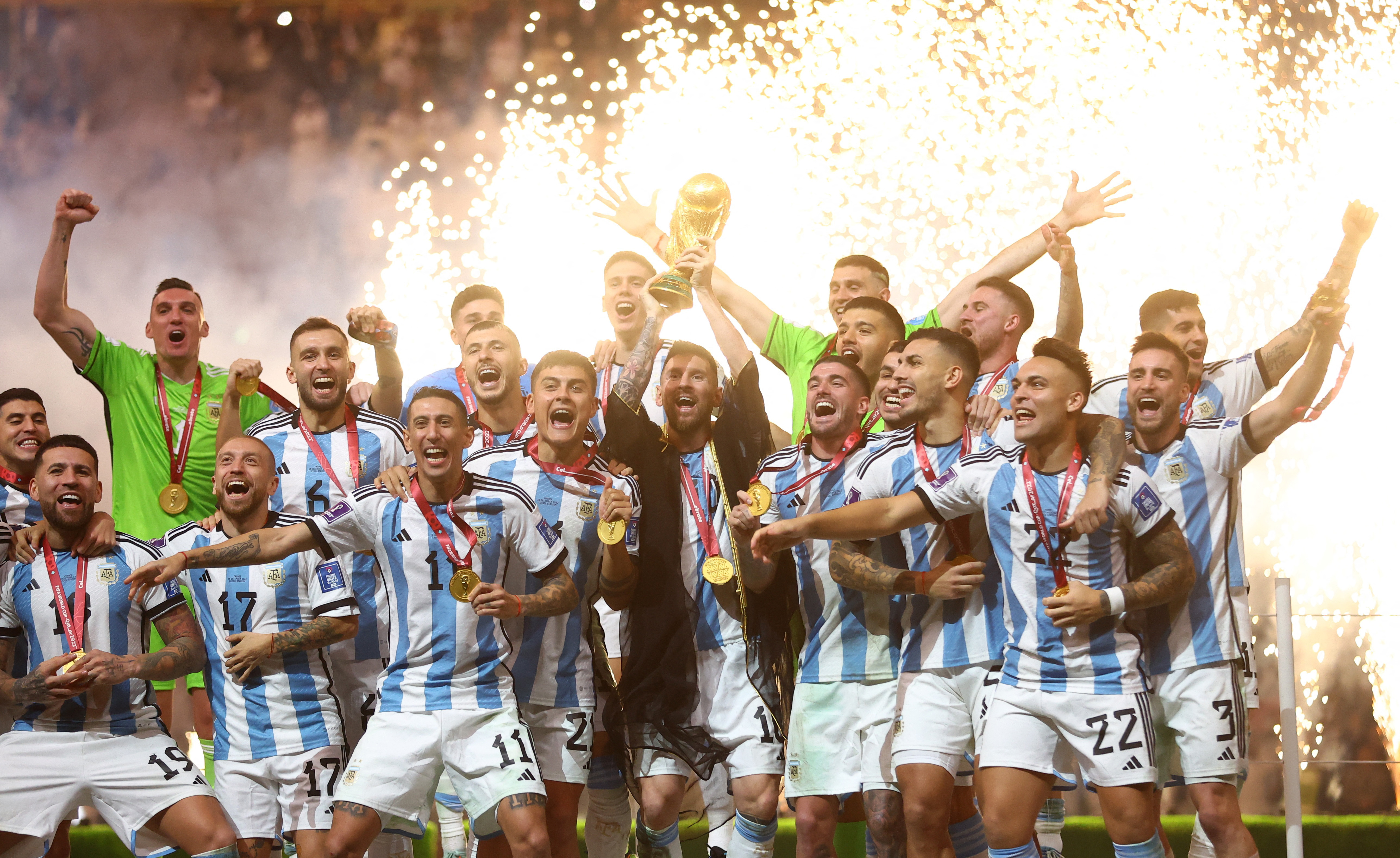 Los festejos de todo el plantel después de que Messi recibió la copa del mundo (REUTERS/Carl Recine)