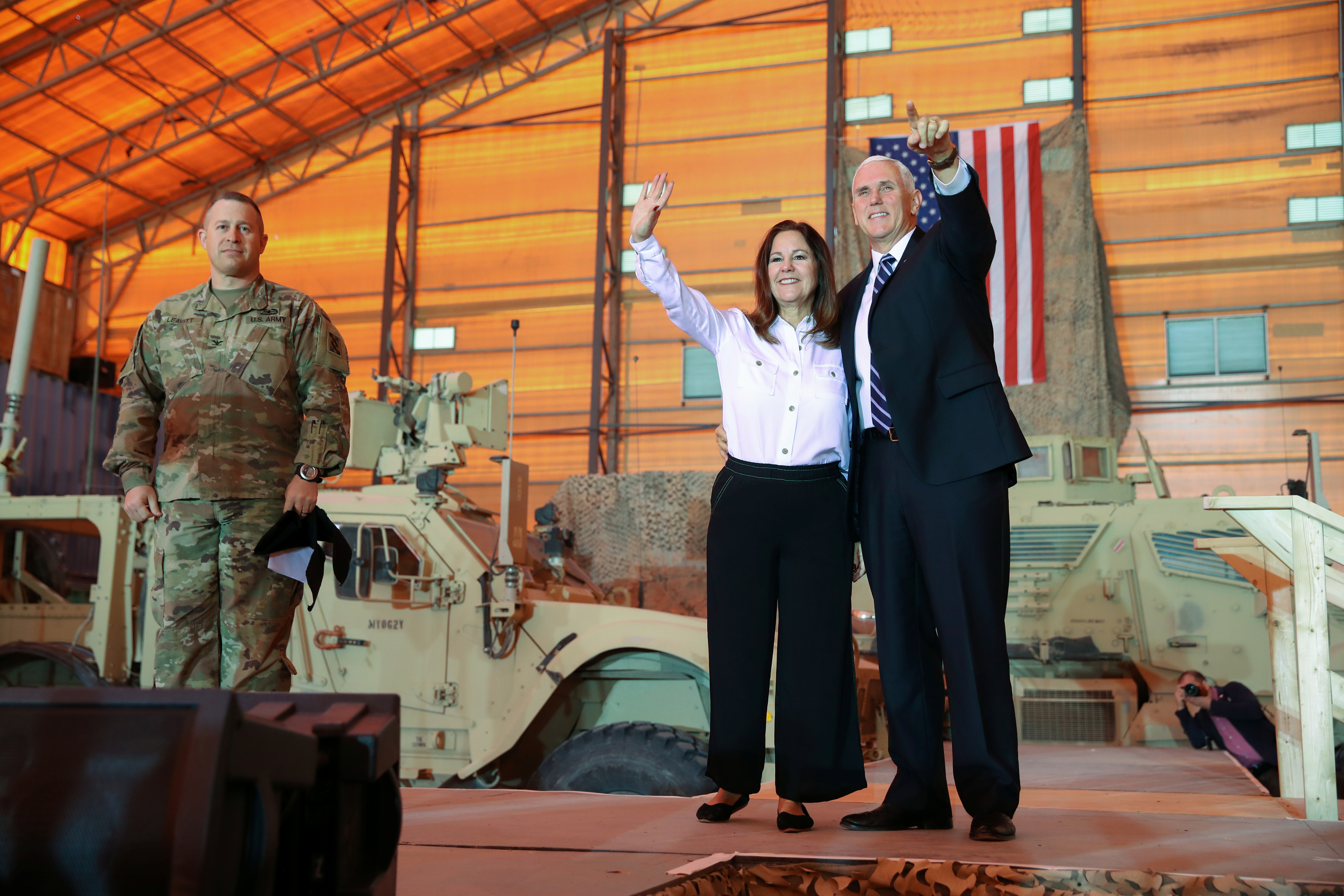 Mike Pence y su esposa Karen junto a tropas de EEUU en la base aérea Al Asad en Irak el 23 de noviembre de 2019 (REUTERS/Jonathan Ernst)