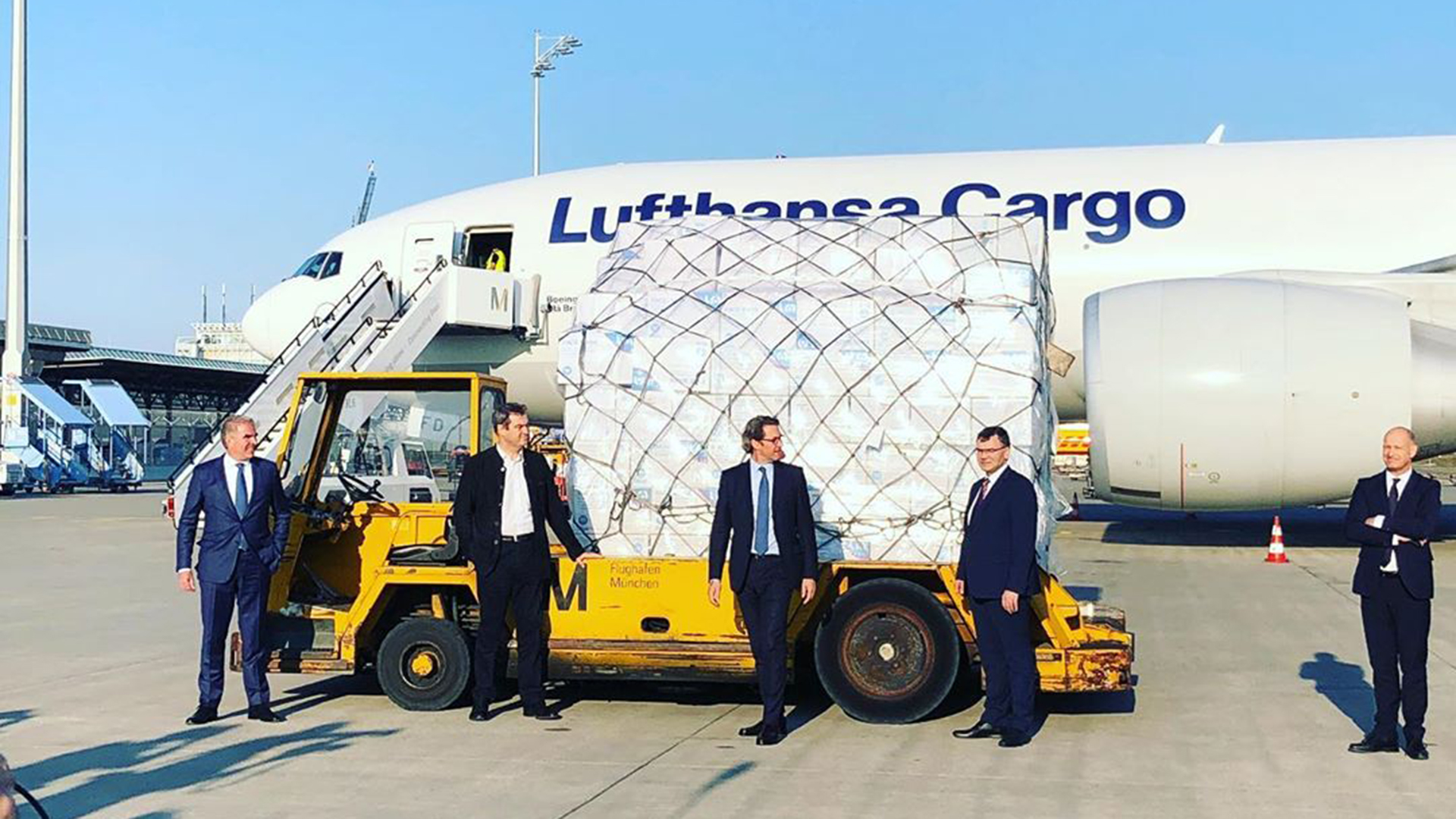 Andreas Scheuer  supervisó la losgística para la llegada del primer lote de mascarillas chinas en un vuelo de Lufthansa a principios de abril. (@andreas.scheuer)