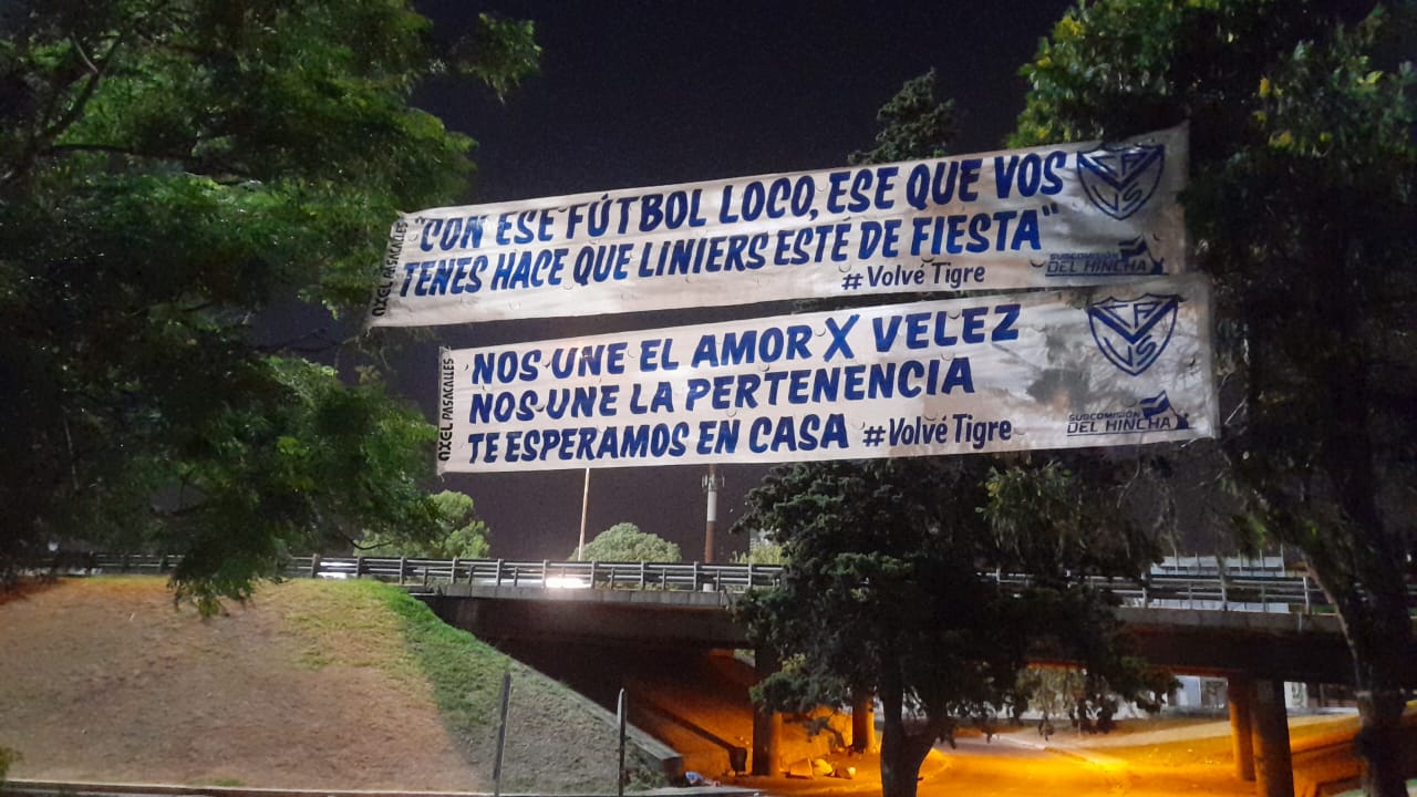 Pancartas de hinchas de Vélez invitando a Ricardo Gareca a volver al club (Twitter: César Luis Merlo).