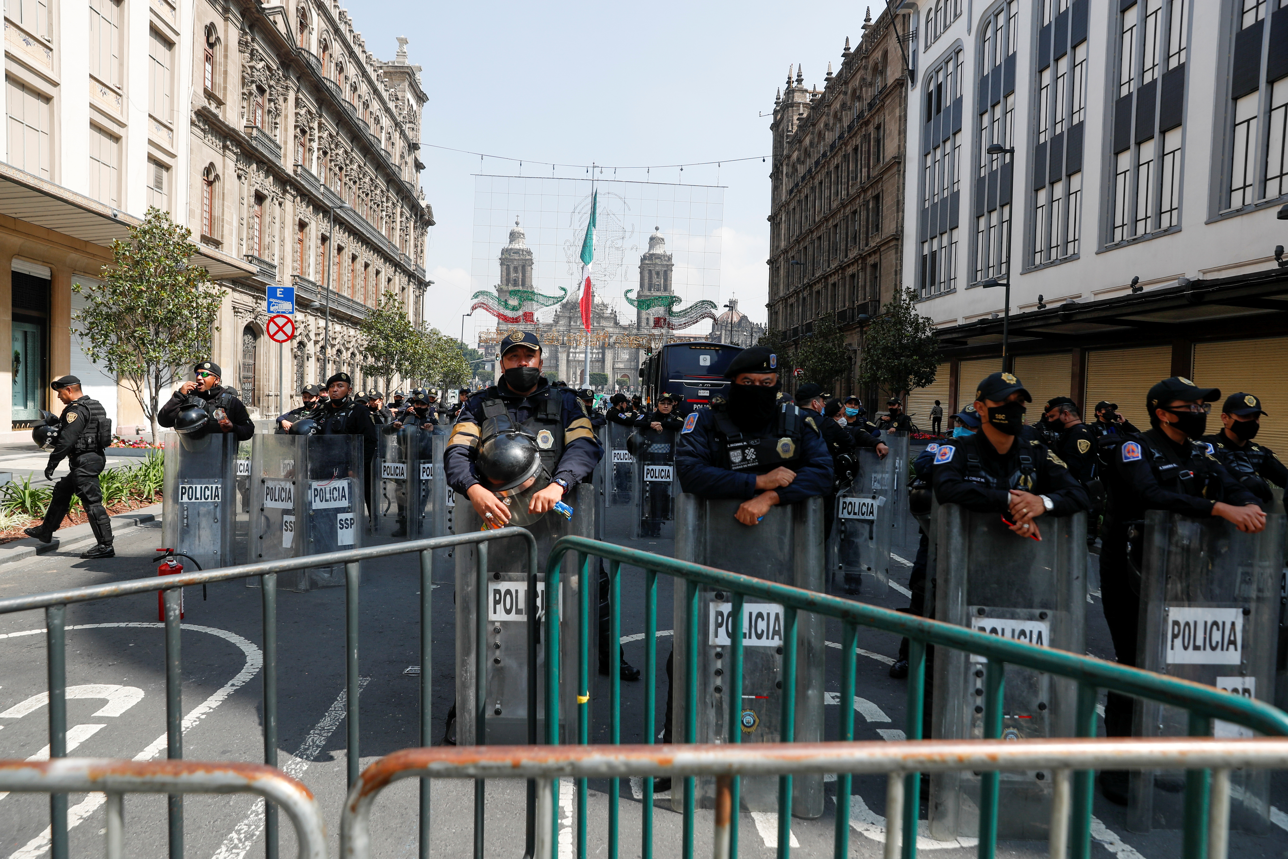Agentes de policía montan guardia mientras familiares de estudiantes desaparecidos asisten a una protesta frente a la Corte Suprema de Justicia, antes del sexto aniversario de la desaparición de 43 estudiantes de la Escuela de Formación de Maestros de Ayotzinapa, en la Ciudad de México, México 23 de septiembre de 2020.
