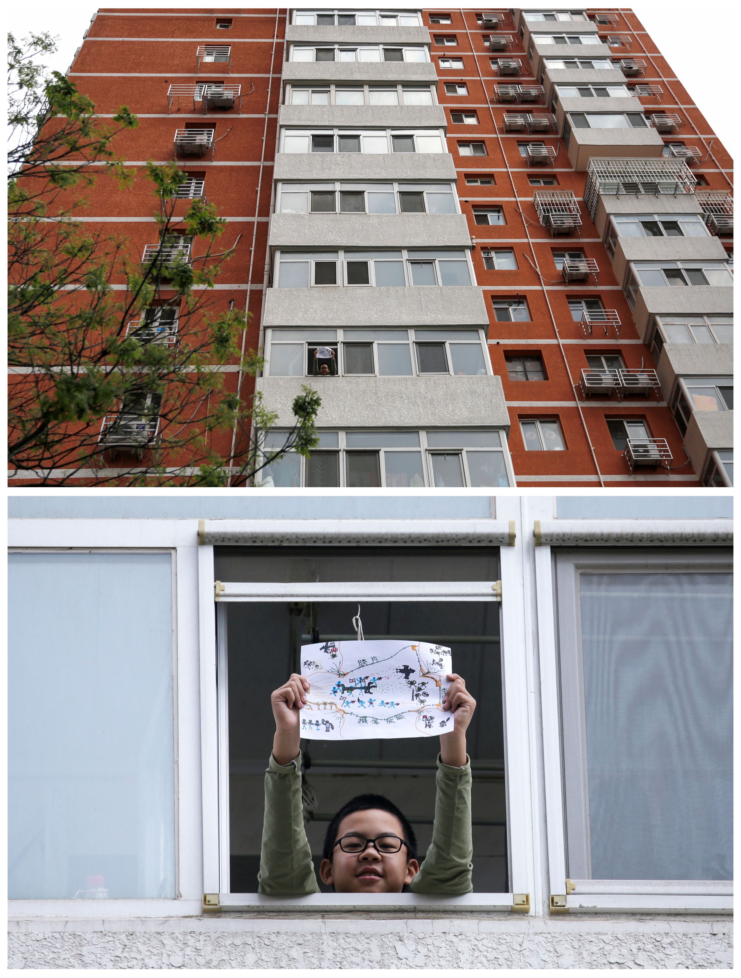Li Congchen, 11, posando para una foto mientras sostiene un dibujo que hizo durante el brote de coronavirus, parado sobre una ventana en la casa de sus abuelos en Beijing, China, el 19 de abril pasado.