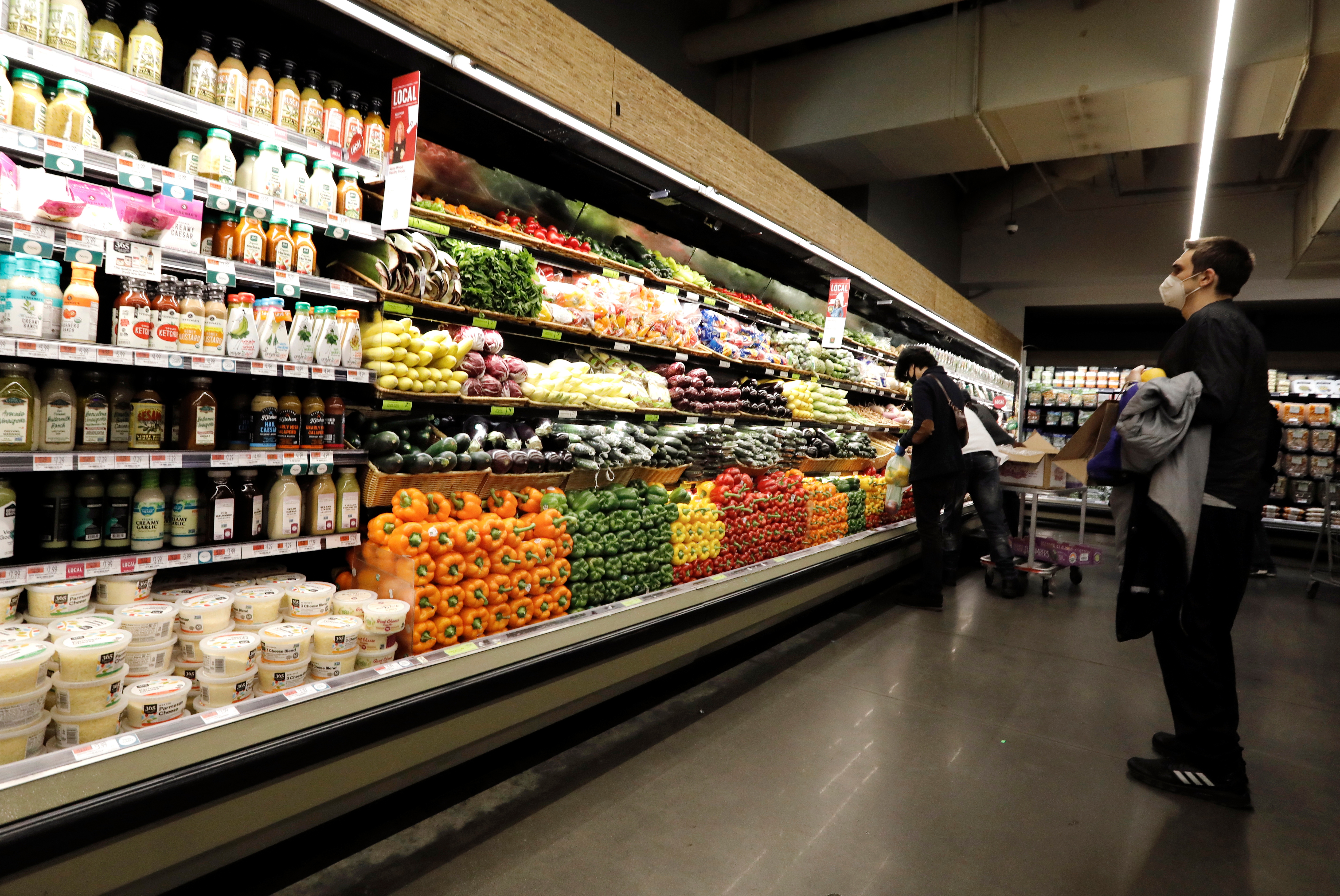 Varias personas hacen la compra en un supermercado en Nueva York, en una imagen de archivo. EFE/EPA/Peter Foley
