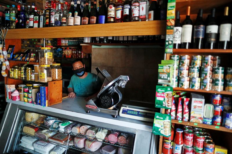 Los vecinos más afectados correspondieron a la zona bajo concesión de la empresa Edesur. (REUTERS/Agustin Marcarian)