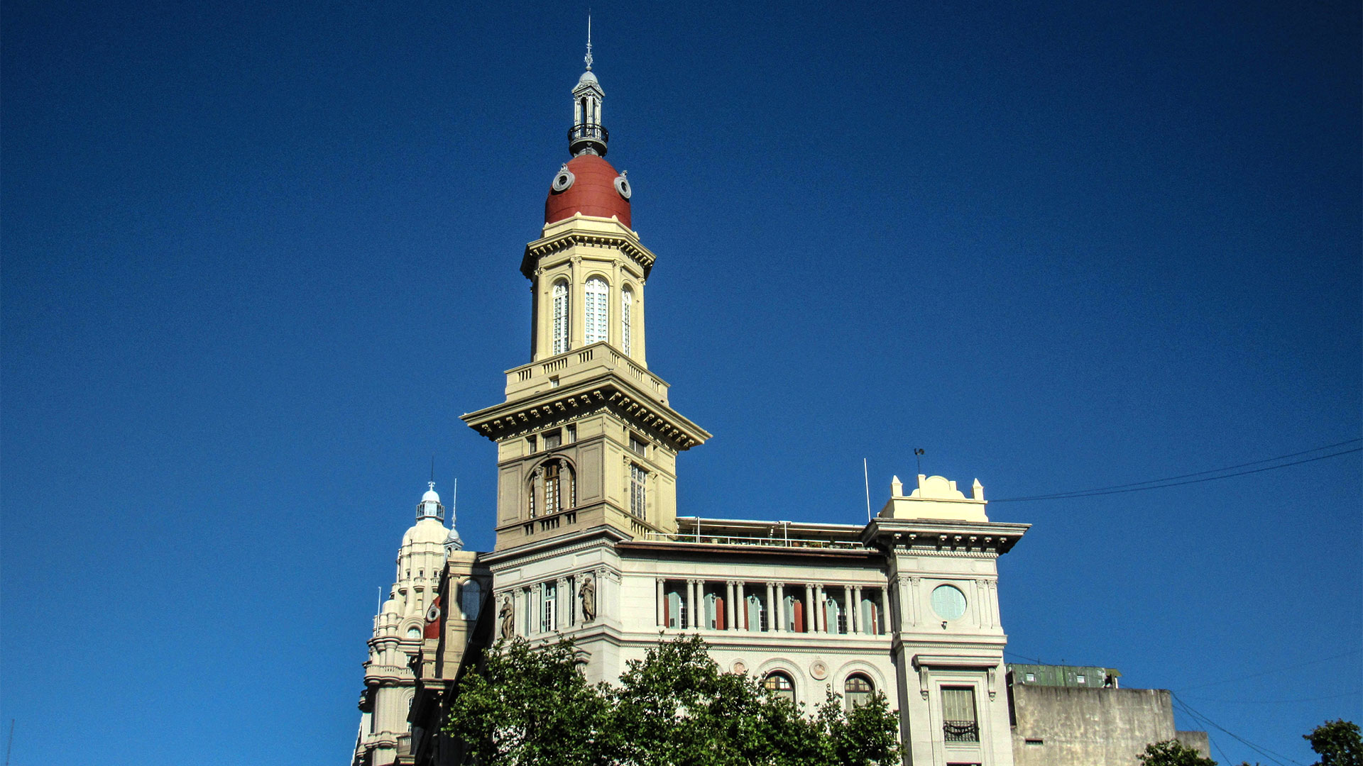 Una fachada emblemática como pocas: la cúpula del departamento que se vende está a la altura de la Avenida de Mayo y Luis Sáenz Peña