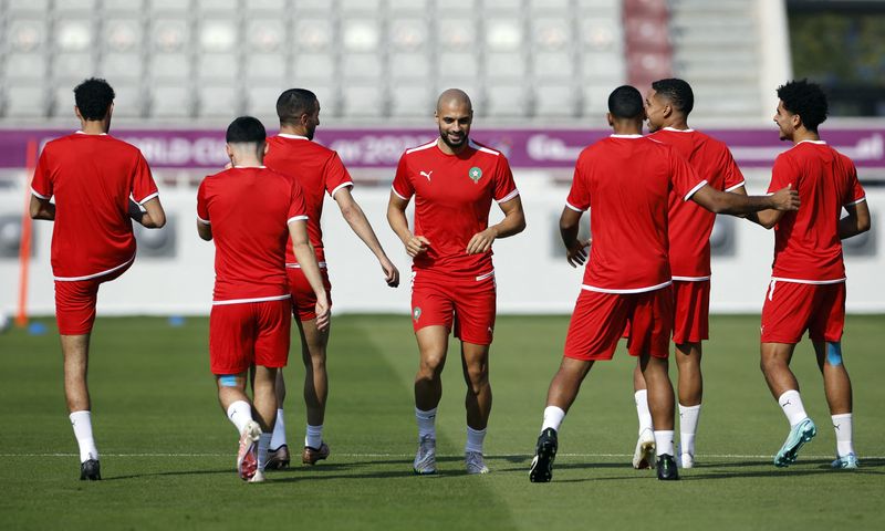 El jugador de Marruecos Sofyan Amrabat y sus compañeros durante el entrenamiento del equipo en el estadio Al Duhail SC de Doha, Qatar. (REUTERS/Amanda Perobelli)