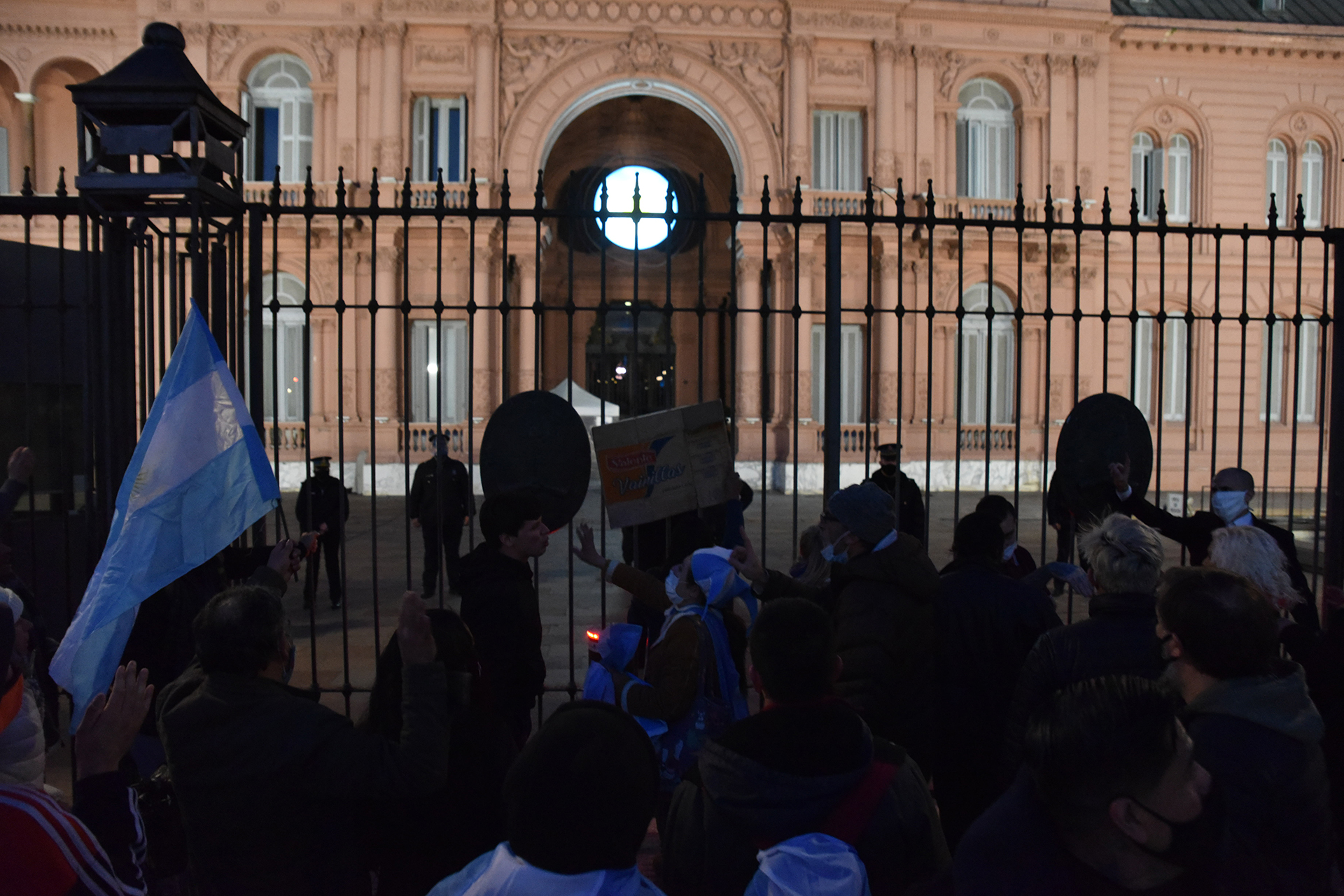 Muchos de los manifestantes después marcharon hacia la Plaza de Mayo