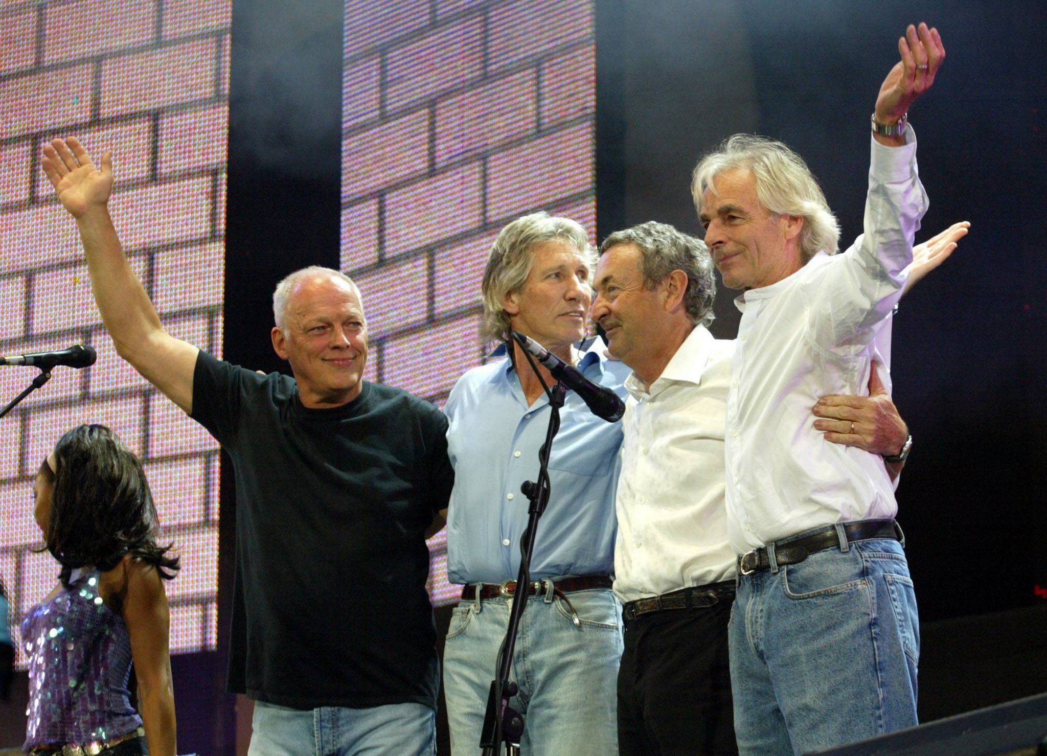 El grupo Pink Floyd reunido por primera vez en 20 años tocó en el concierto Live 8, celebrado en Hyde Park (oeste de Londres),en 2005 el sábado 2 de julio. Esta fue la última vez que los miembros originales de la banda tocaron juntos en un escenario. En la foto: David Gilmour, Roger Waters, Nick Mason y  Richard Wright, 

