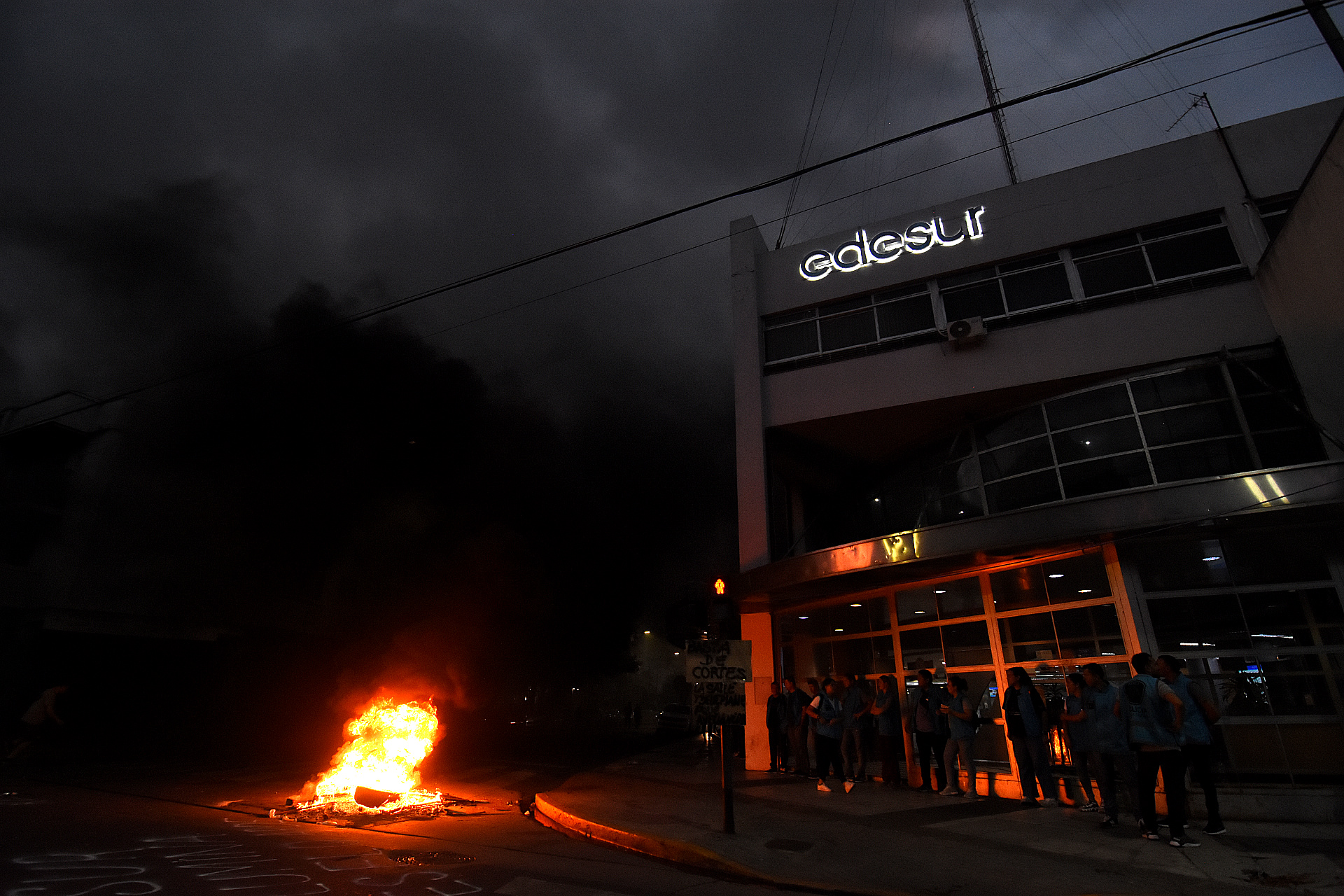 Protesta de vecinos sin luz frente a las oficinas de la empresa Edesur (Nicolas Stulberg)