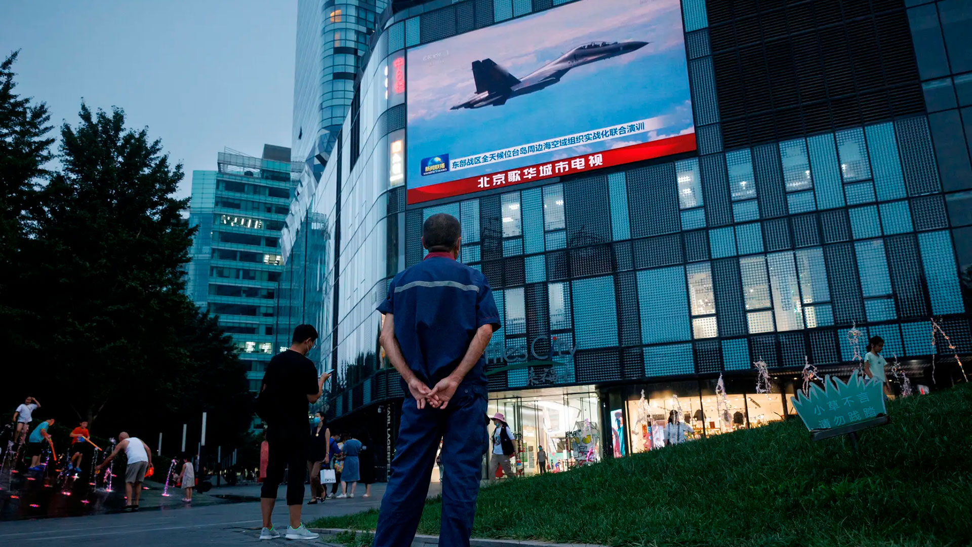 En Pekín, la televisión estatal mostró el miércoles imágenes de lo que se dice que es un avión de combate chino cerca de Taiwán (Thomas Peter/Reuters)