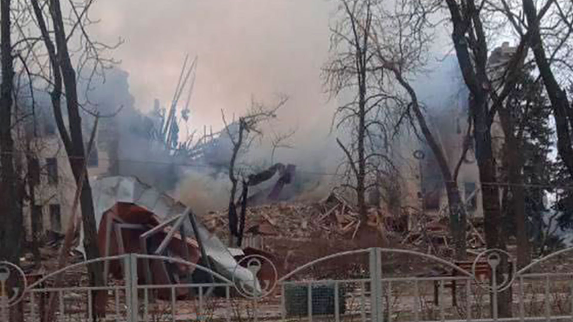 Una de las imágenes del teatro destruido en Mariupol (@mariupolnow)