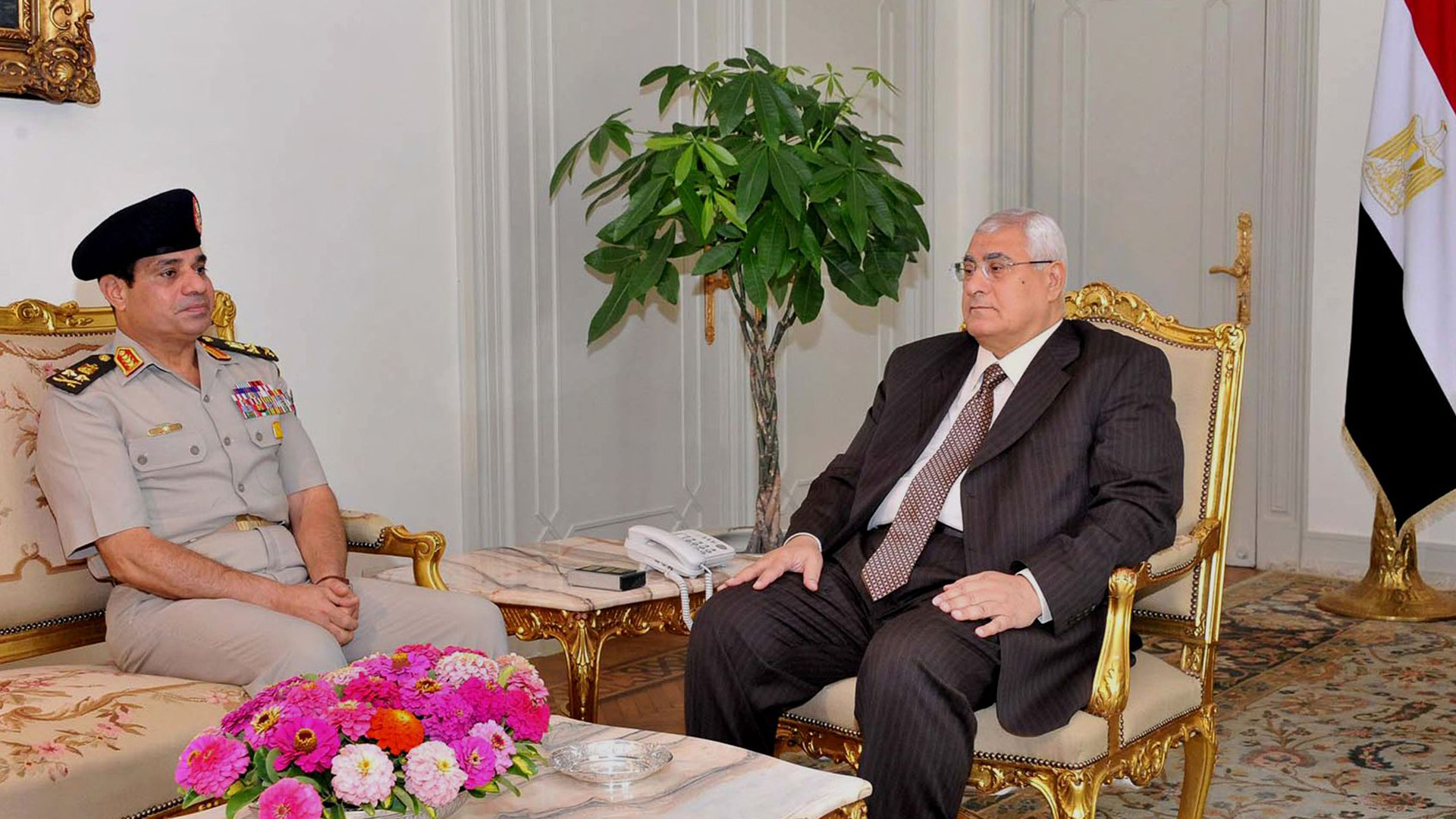 El presidente interino Adly Mansour (D) reunido con el ministro de Defensa Abdul Fatah al-Sisi el 5 de julio de 2013 (Foto de APA Images/Shutterstock)