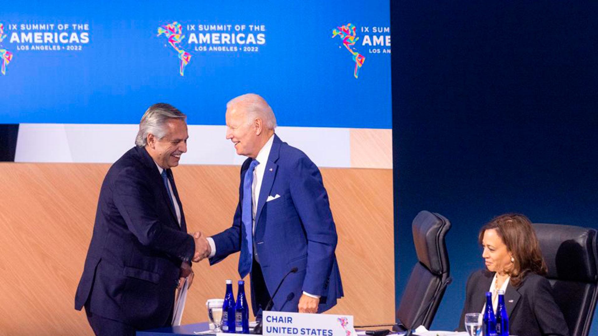 Alberto Fernández saluda a Joe Biden, tras su discurso. Punto central de su intervención en la Cumbre de las Américas