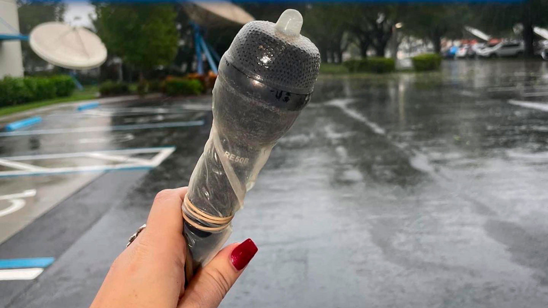 Galer mostró en redes sociales cómo cubrió su micrófono con un condón ante la llegada del huracán Ian a Florida