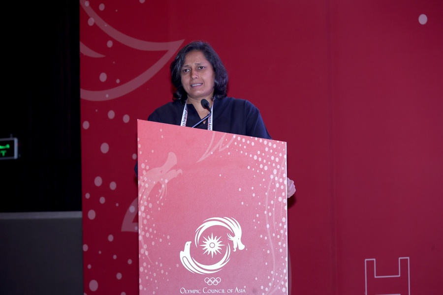Manisha Malhotra habla en el seminario sobre equidad de género en Bahréin.
