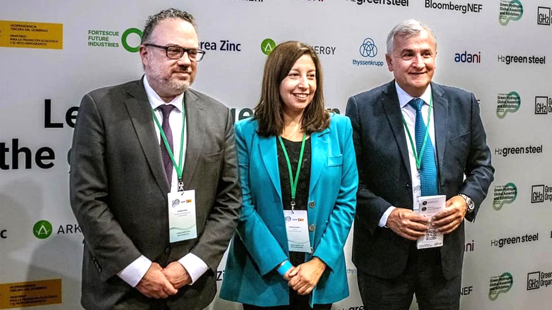 El exministro Kulfas junto a la gobernadora rionegrina, Arabela Carreras, y el gobernador de Jujuy, Gerardo Morales, durante la Conferencia sobre el Hidrógeno en Barcelona