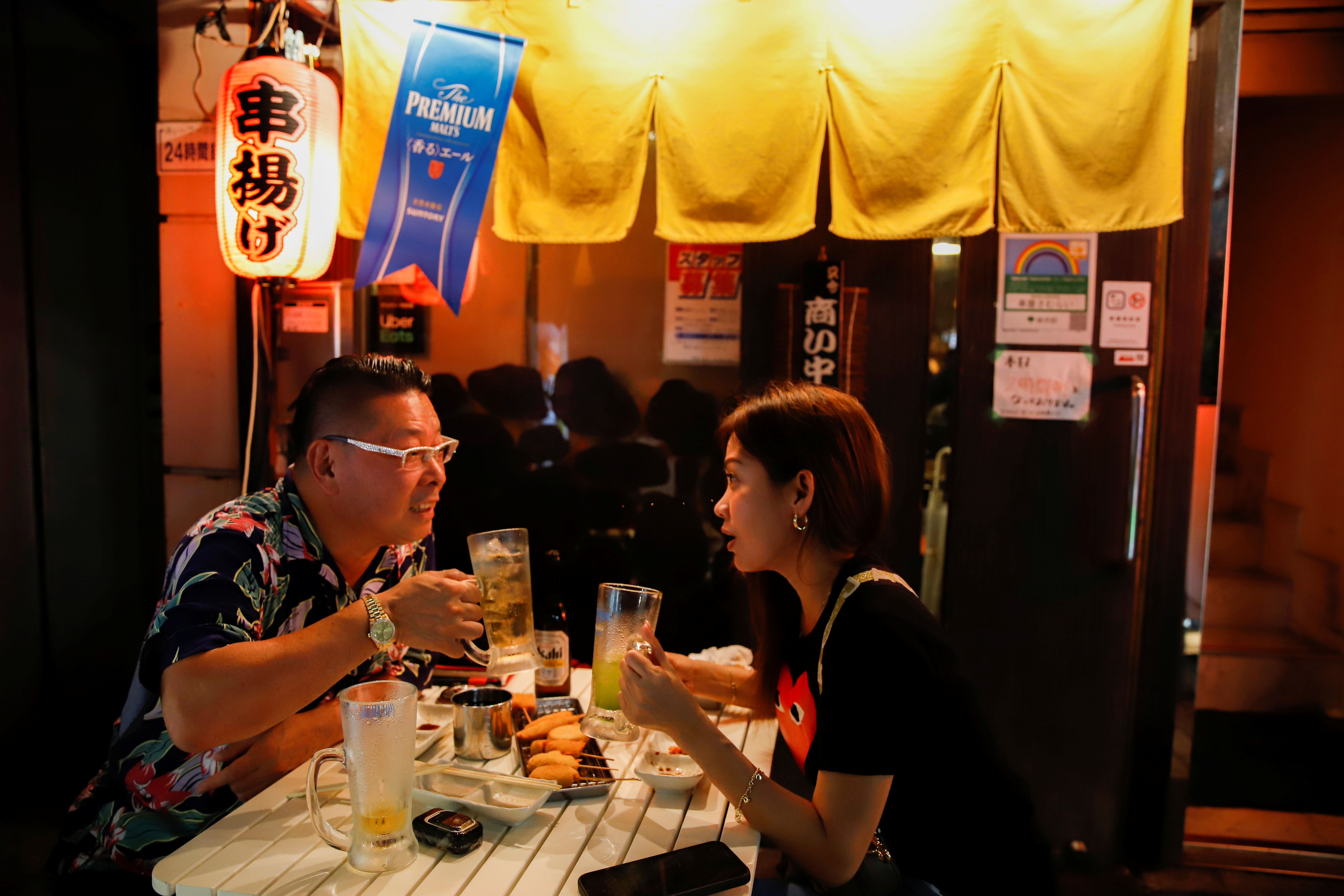 Una pareja comiendo en un restaurante de Tokio (REUTERS/Androniki Christodoulou)