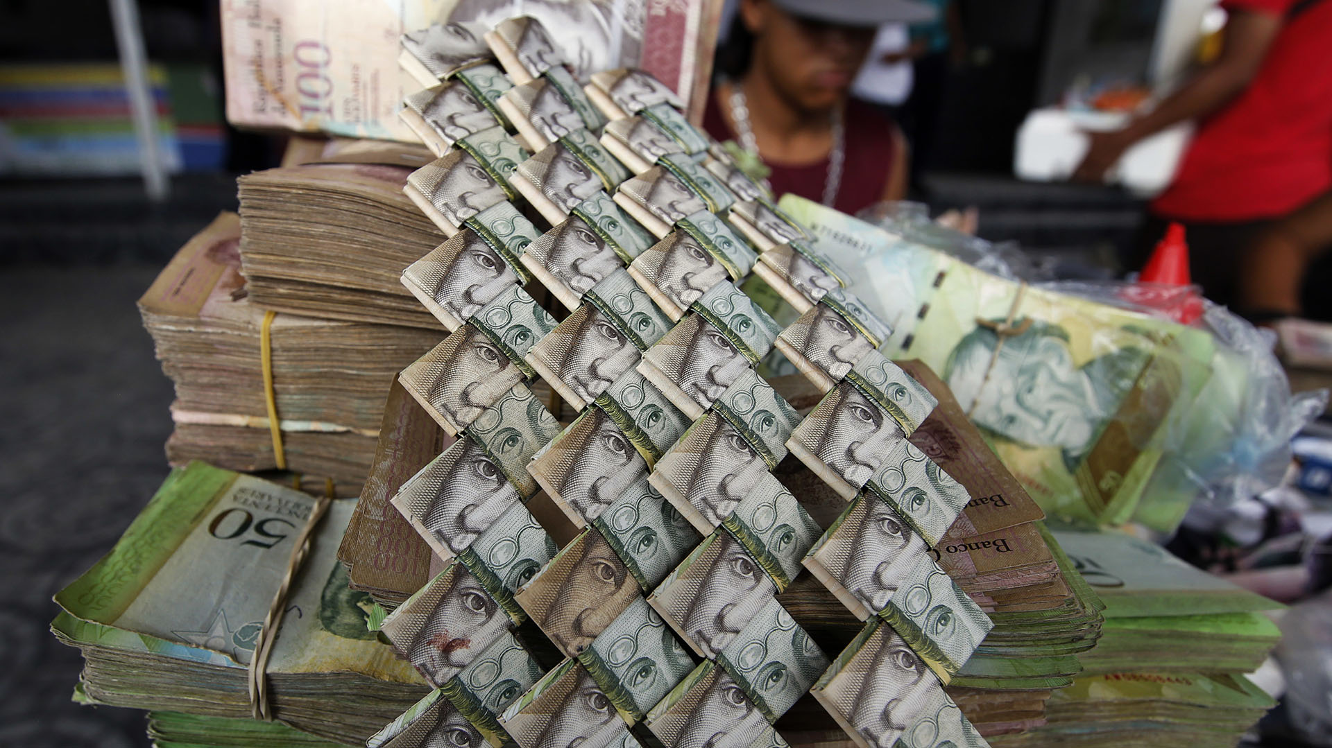En Venezuela, la pérdida de valor del bolívar llevó a muchos a hacer pequeñas obras de arte con los billetes