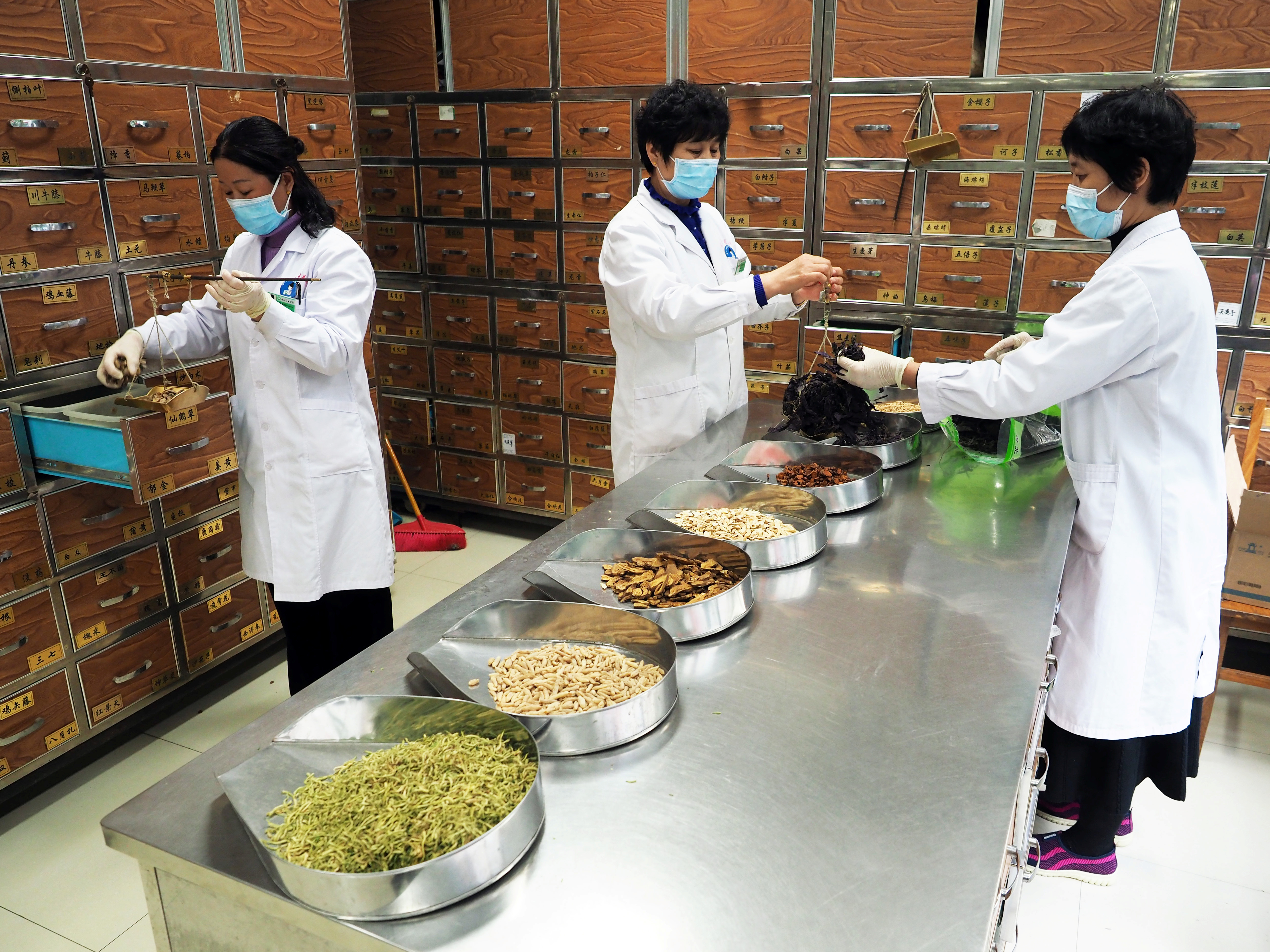 Trabajadores médicos preparan Medicina Tradicional China (MTC) en un hospital de Shandong (cnsphoto via REUTERS)