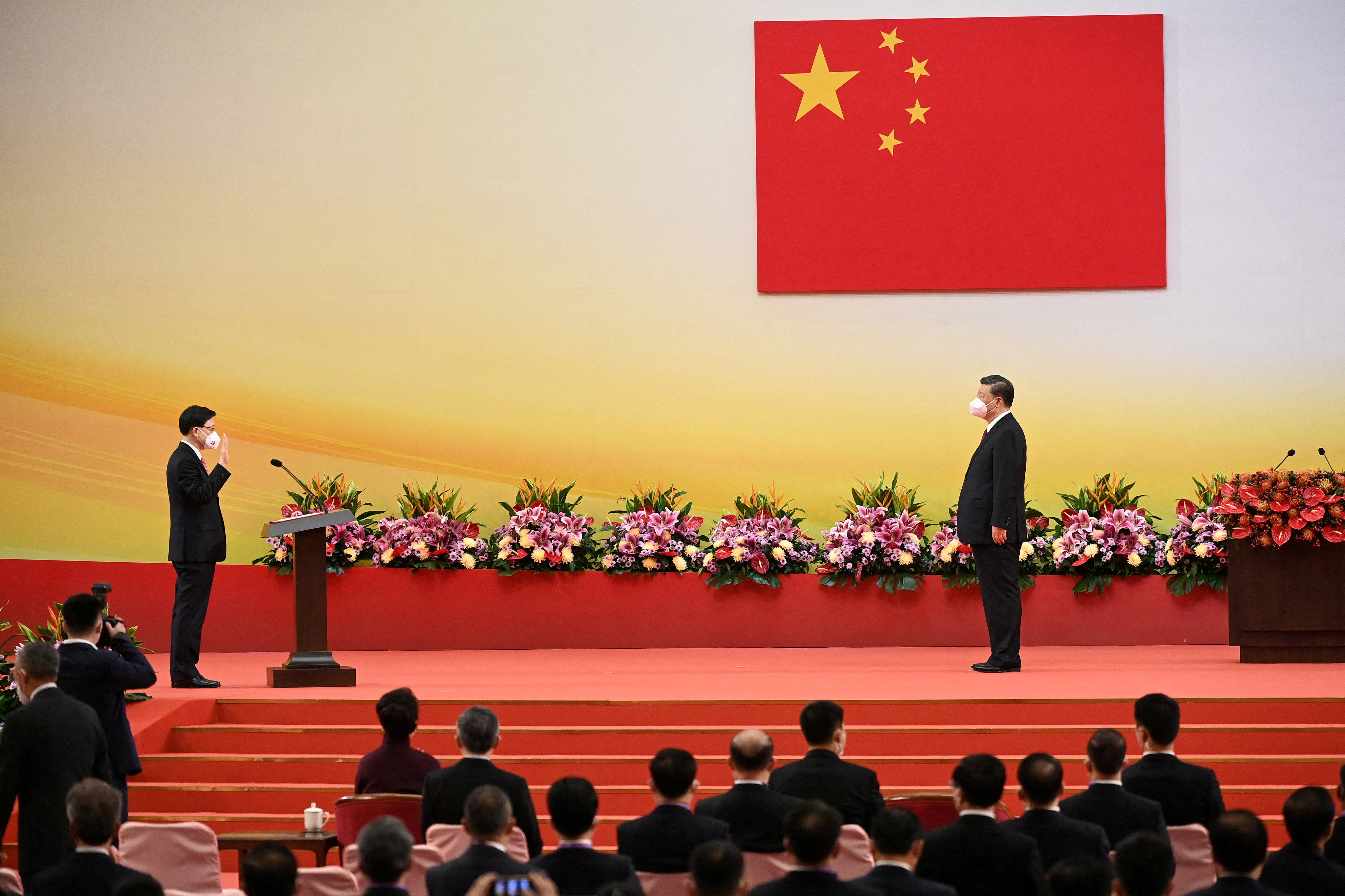 El nuevo jefe del Ejecutivo hongkonés, John Lee, juró este viernes su cargo en presencia del presidente chino, Xi Jinping