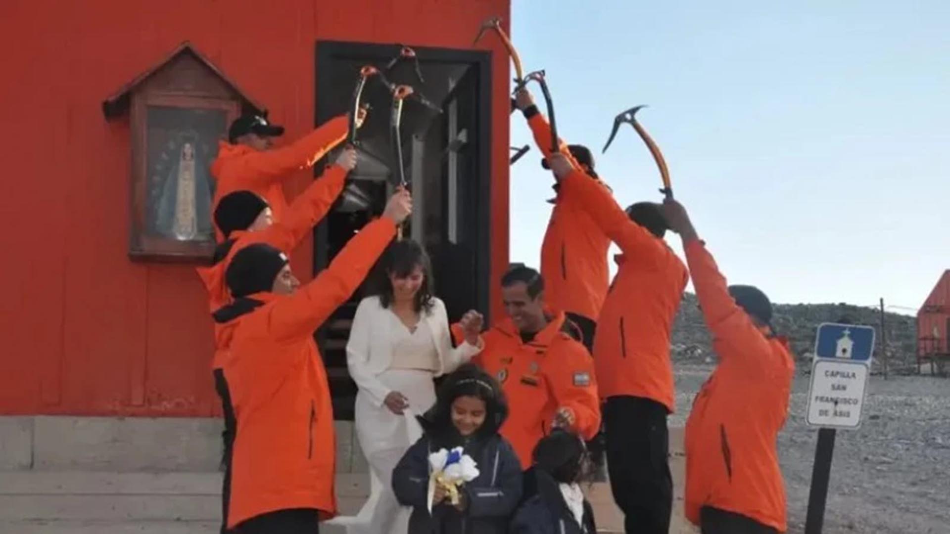 Una boda en la Ant&aacute;rtida: un militar y una bi&oacute;loga sellaron su amor en la Base Esperanza acompa&ntilde;ados por sus dos hijas