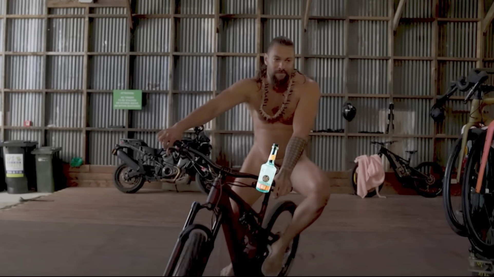 Jason Momoa montó una bicicleta desnudo como parte de una entrevista. 
Foto: Men's Health