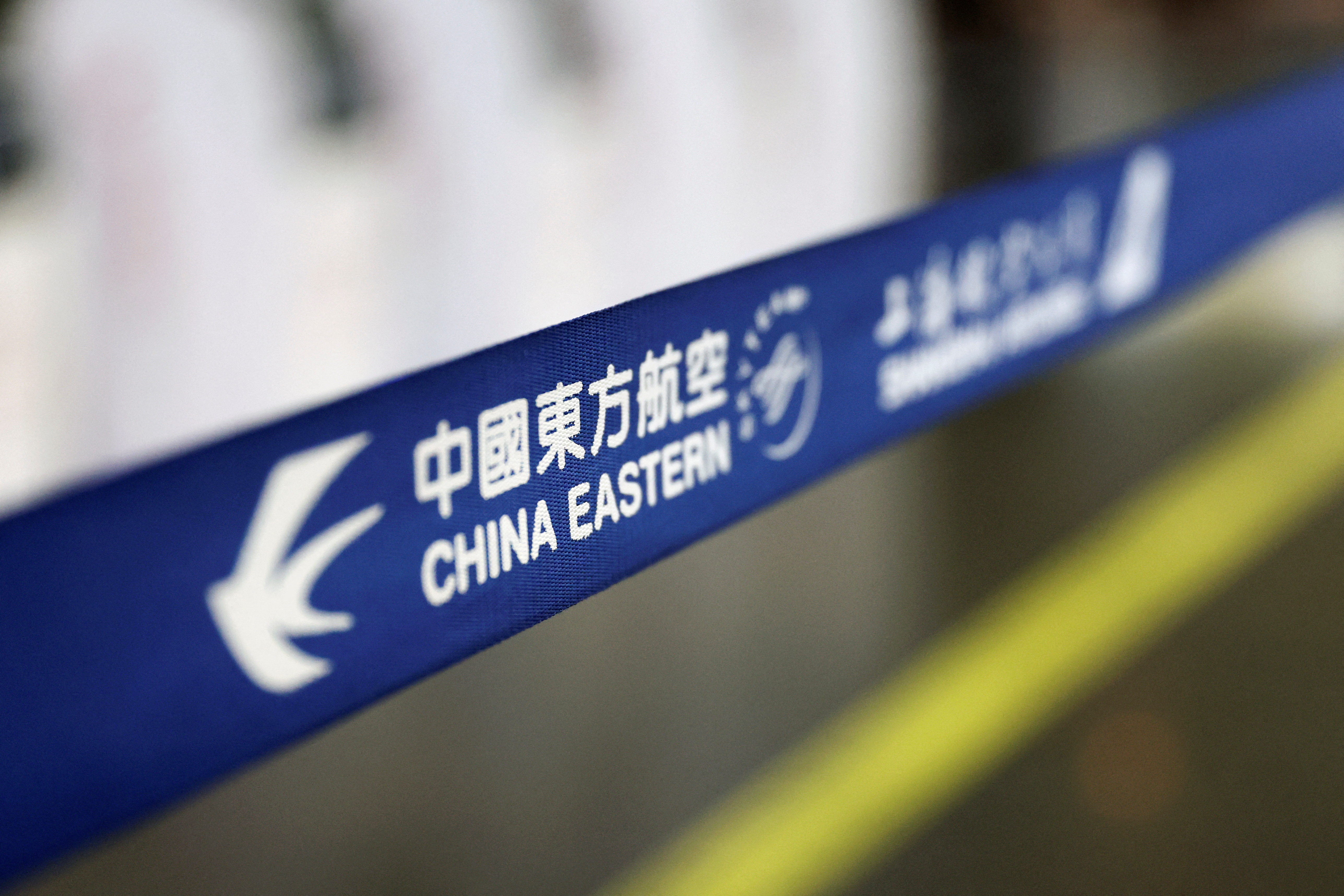 El logotipo de China Eastern Airlines en el Aeropuerto Internacional de Beijing, China, el 21 de marzo de 2022. REUTERS/Tingshu Wang