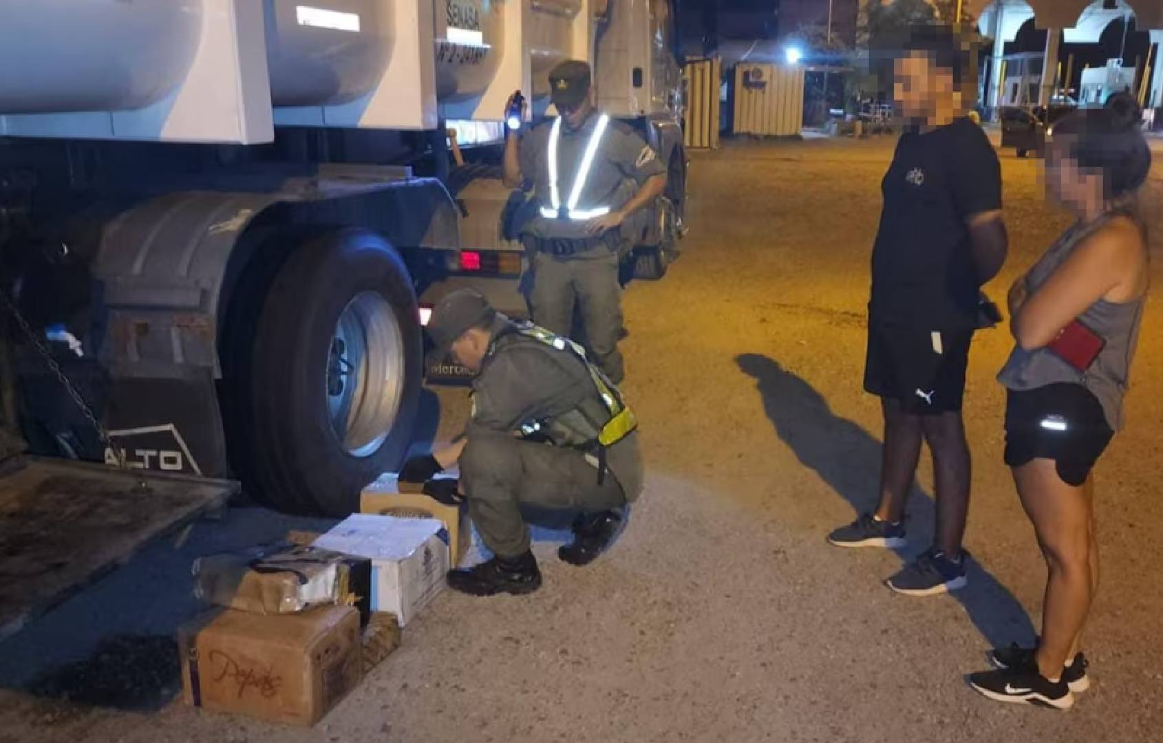 Descubrieron a camionero con 31 millones de pesos escondidos en una caja de herramienta (Fotos: Gendarmería Nacional)
