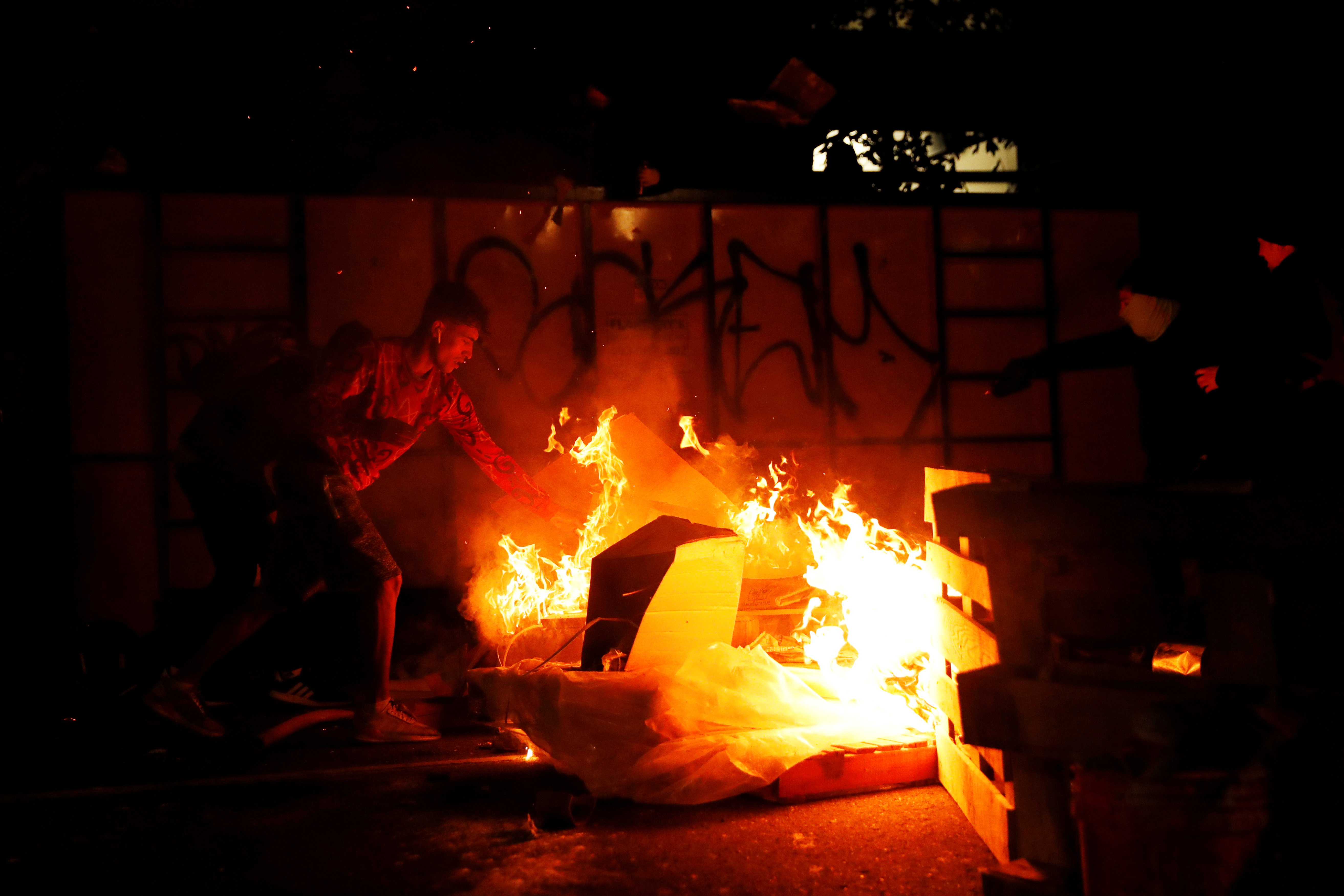 Un incendio en Portland, Oregon, este domingo. También la Unión Estadounidense de Libertades Civiles (ACLU) criticó el anuncio de Trump y dijo que
