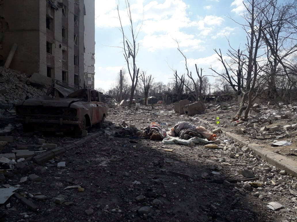 Cuerpos de víctimas junto a un edificio residencial en Chernihiv (vía Reuters)