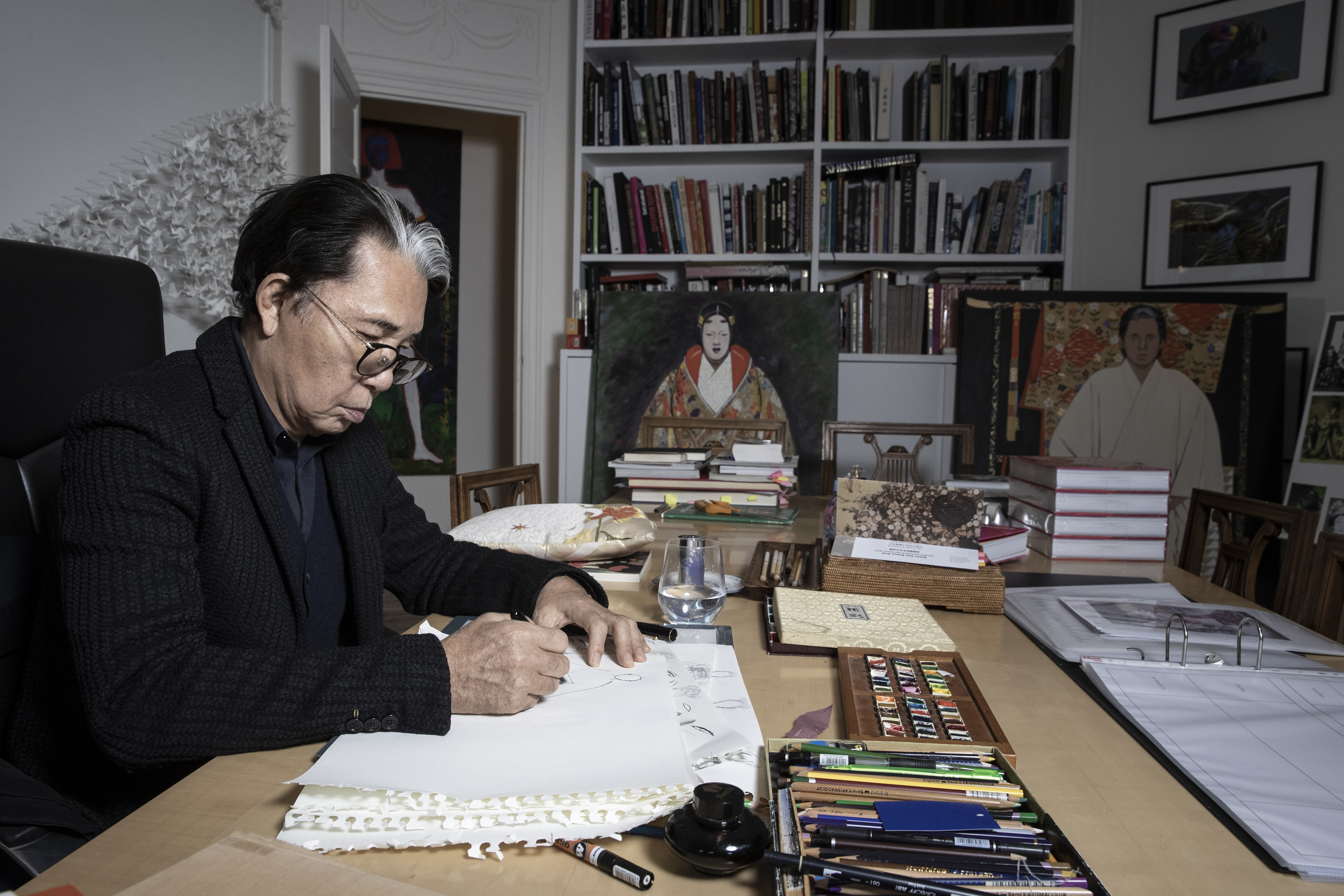 Además de la moda y de sus imponentes diseños, Kenzo incursionó en el mundo de diseños de interiores y del arte cuando abandonó su marca para poder seguir explotando su creatividad (Photo by JOEL SAGET / AFP)