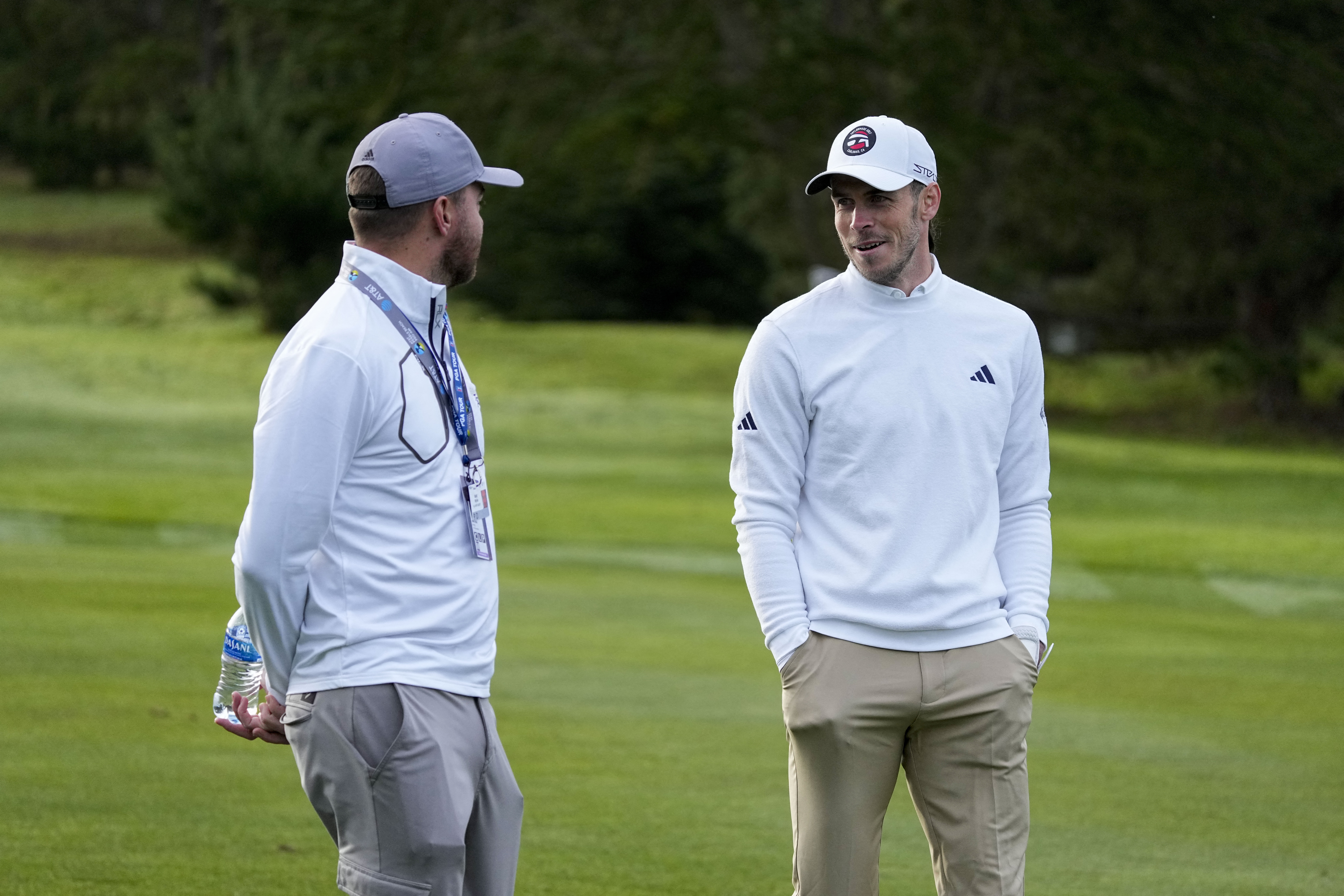 Gareth Bale dialoga con su compañero, el golfista Joseph Bramlett (Ray Acevedo-USA TODAY Sports)