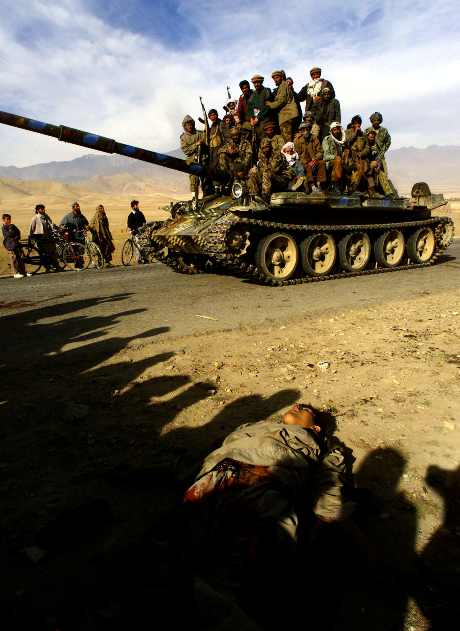 Uno de los tanques rusos T-62 capturado por los muyajaidines de la Alianza del Norte en Afganistán en 2001. REUTERS/Yannis Behrakis.