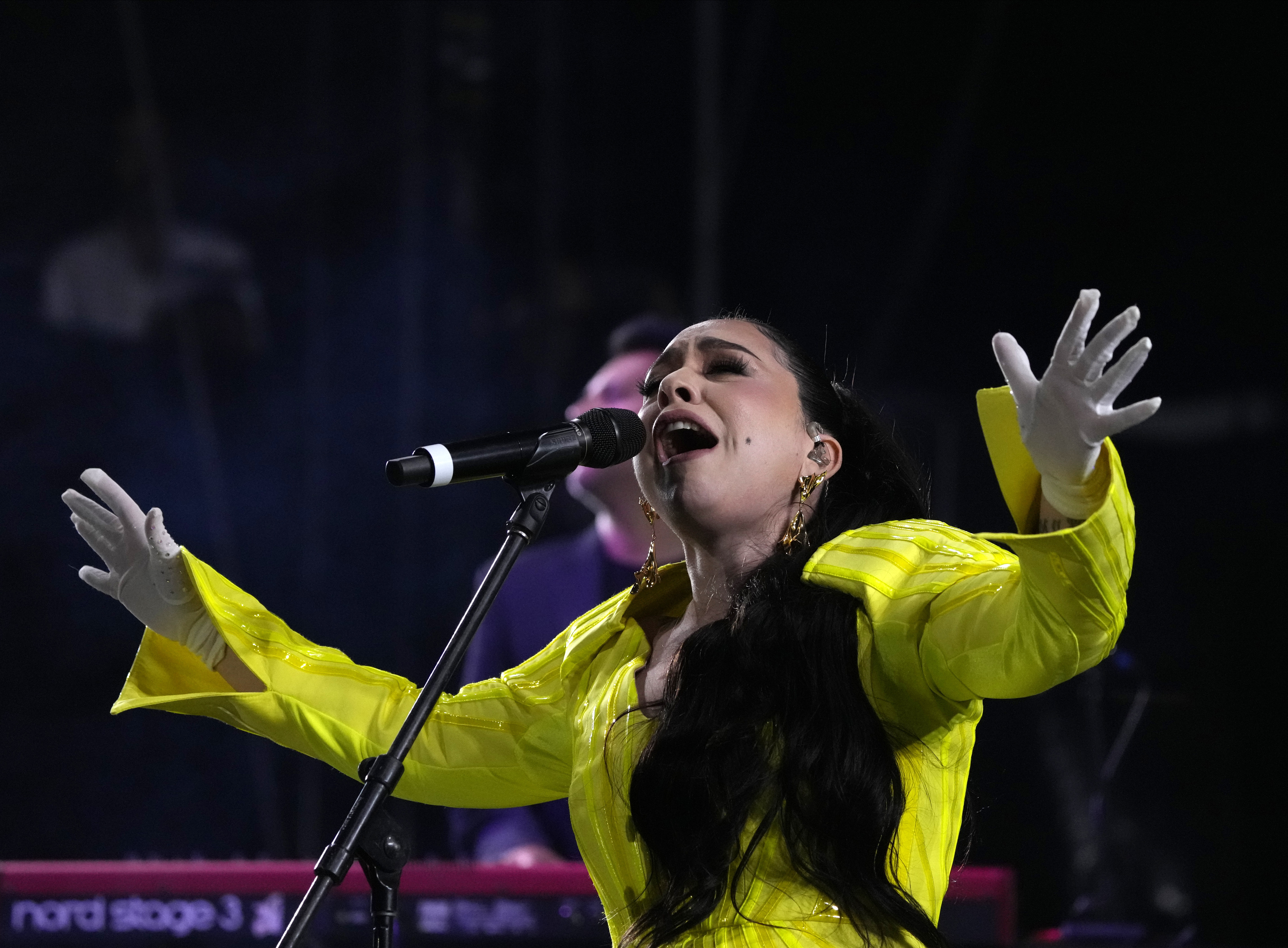La cantautora mexicana Carla Morrison durante su presentación en el festival Vive Latino en la Ciudad de México el sábado 18 de marzo de 2023. (Foto AP/Fernando Llano)