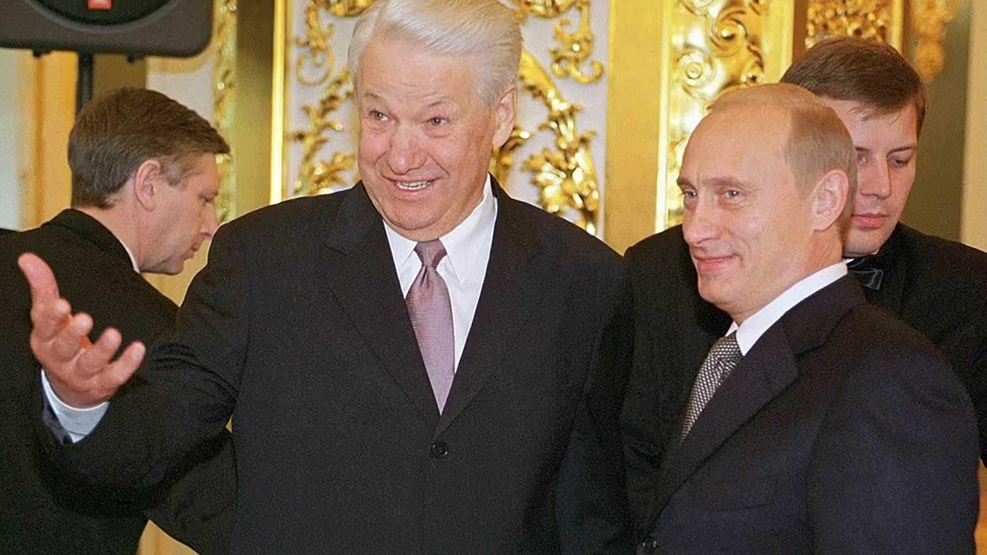 El ex presidente Boris Yeltsin gesticula mientras él y el presidente ruso Vladimir Putin, a la derecha, asisten a una recepción con motivo de la fiesta estatal en el Kremlin de Moscú, miércoles 12 de junio de 2002.