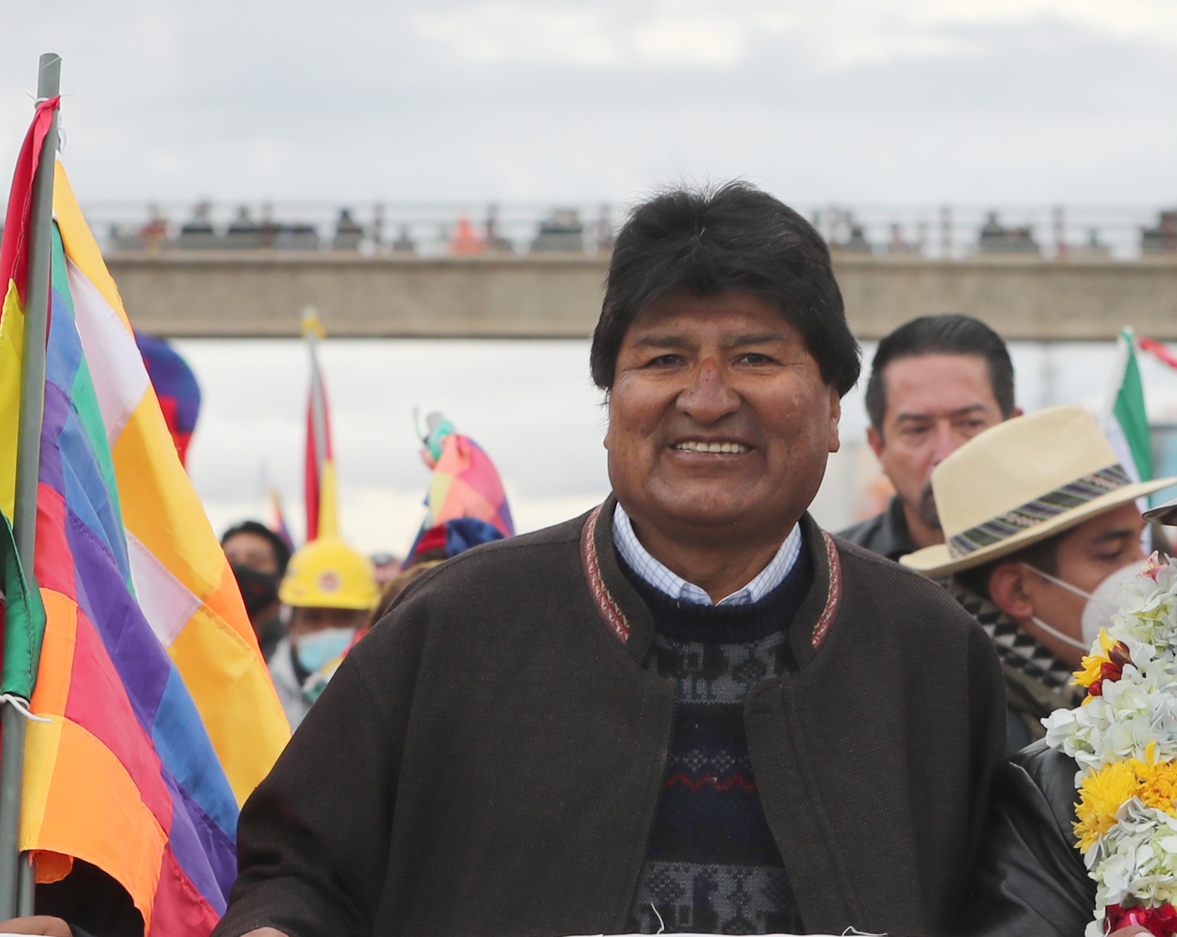 El ex mandatario boliviano y presidente del partido oficialista Evo Morales escribió en Twitter que “la derecha golpista, con ayuda de algunos traidores, usa documentos falsos" (EFE/Martin Alipaz)
