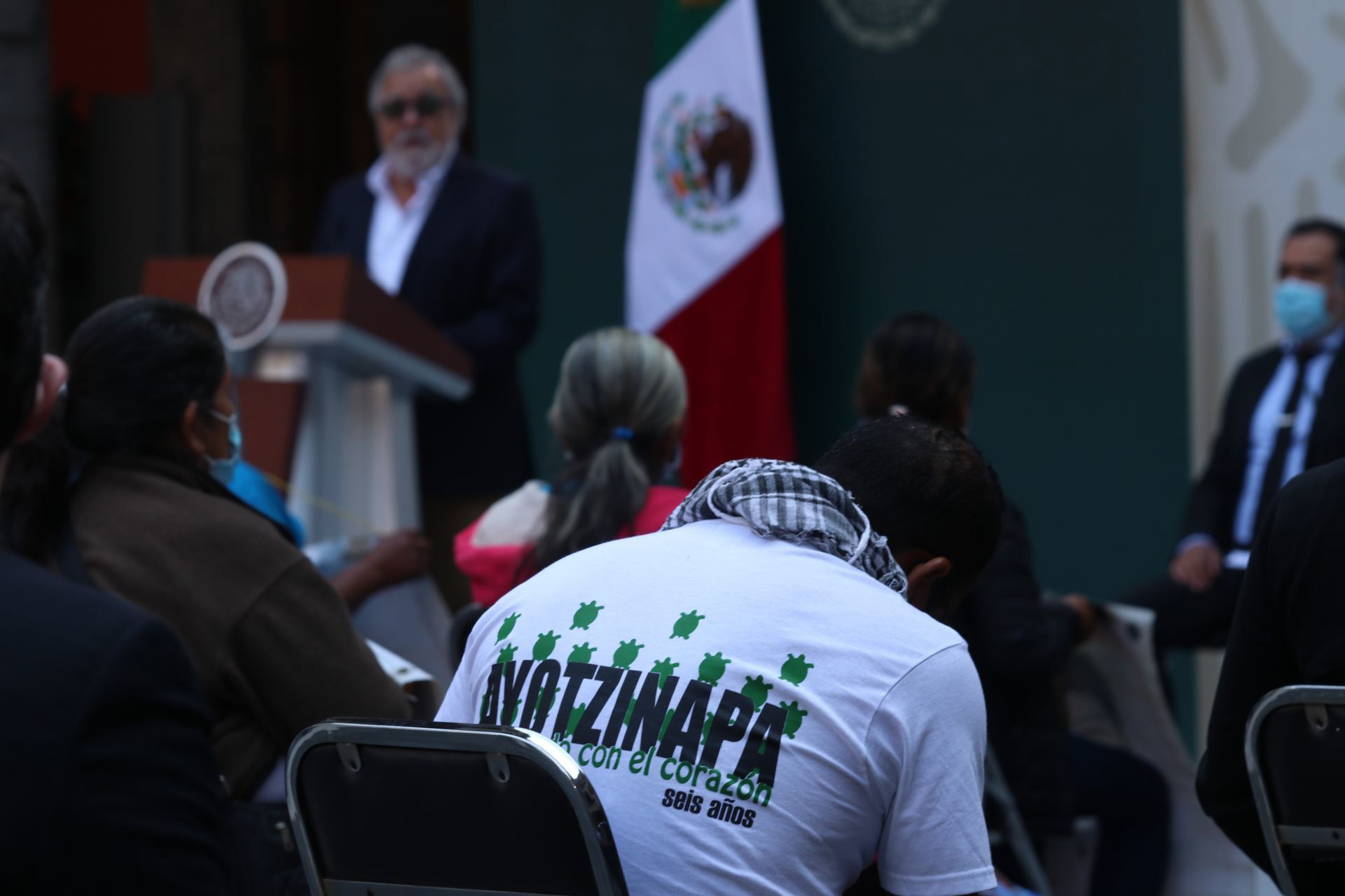 A seis años de la desaparición forzada de los 43 normalistas de la Normal Rural “Raúl Isidro Burgos” de Ayotzinapa, Guerrero, el gobierno federal, encabezado por Andrés Manuel López Obrador, ofreció un informe con los avances de la nueva investigación iniciada durante su mandato. La cual reconocieron las propias madres y padres de los estudiantes que se encamina a averiguar la verdad, así como la caída completa de la llamada “Verdad Histórica”.