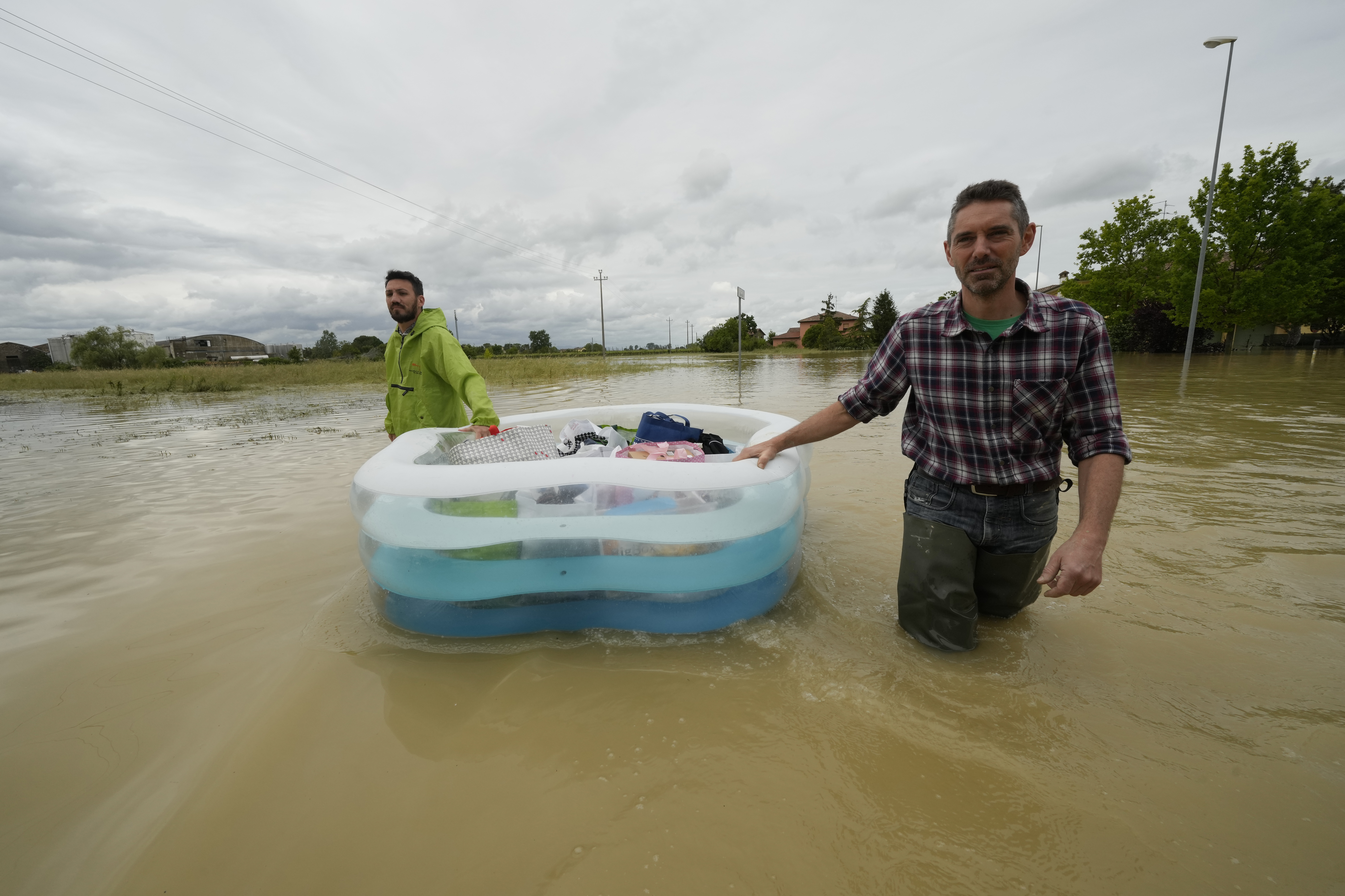 Los rescatistas trabajan contrarreloj en Italia para llegar a pueblos que quedaron aislados por las inundaciones