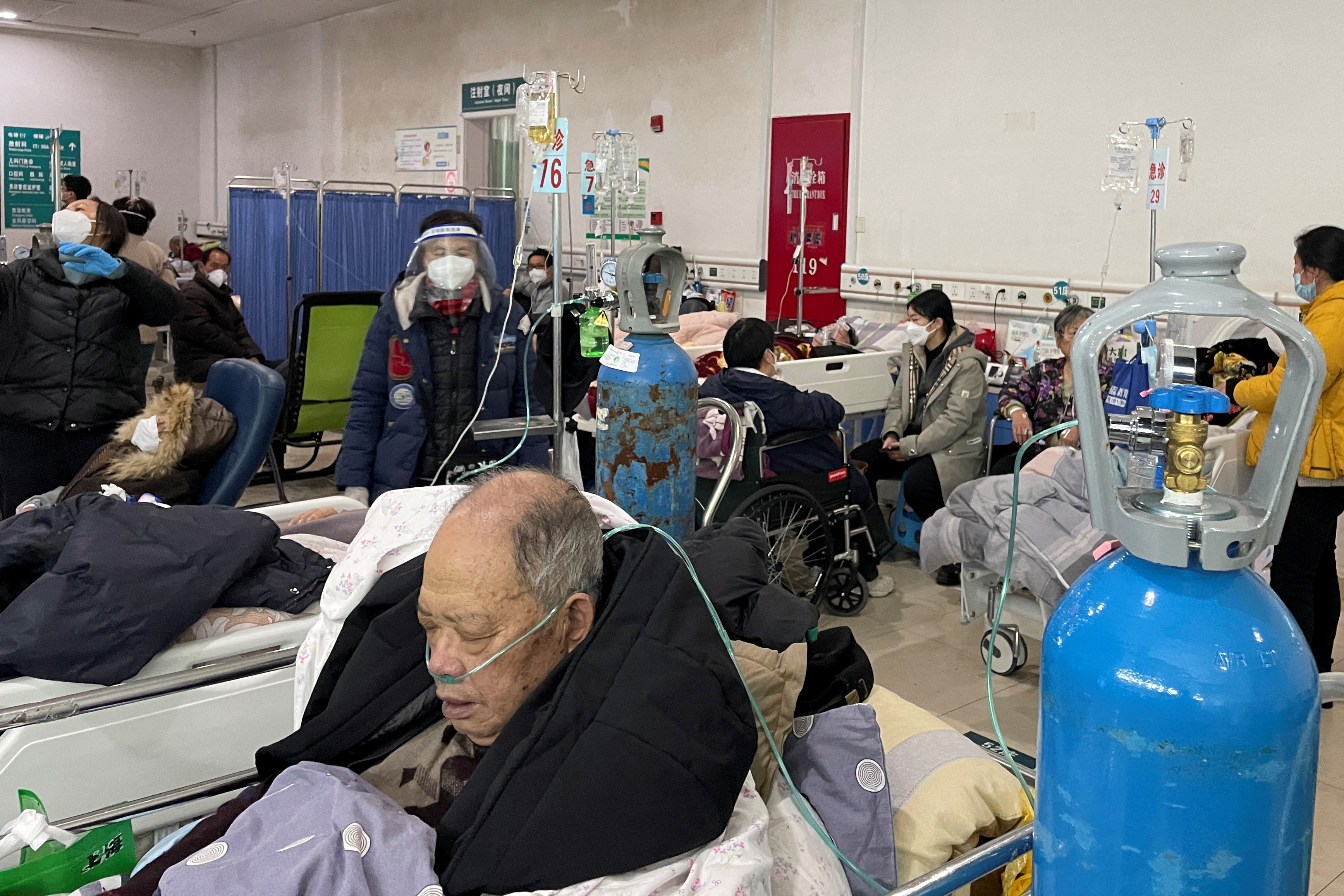 Pacientes en el departamento de emergencias de un hospital, en medio del brote de la enfermedad por coronavirus (COVID-19)