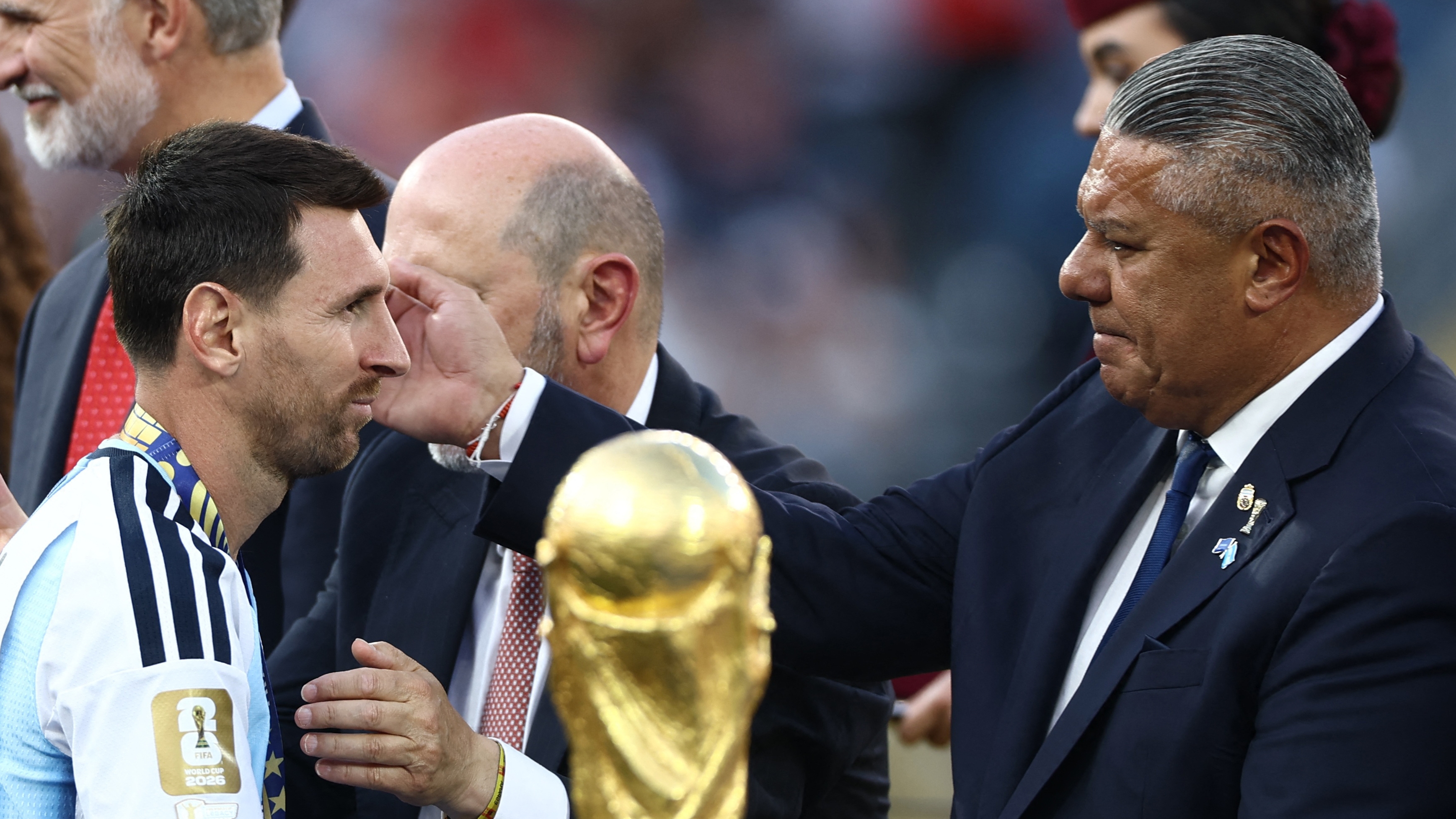Sin la Copa y sin Messi en el avi&oacute;n, vuelve Tapia y deber&aacute; enfrentar tres frentes de tormenta tras la pausa del Mundial