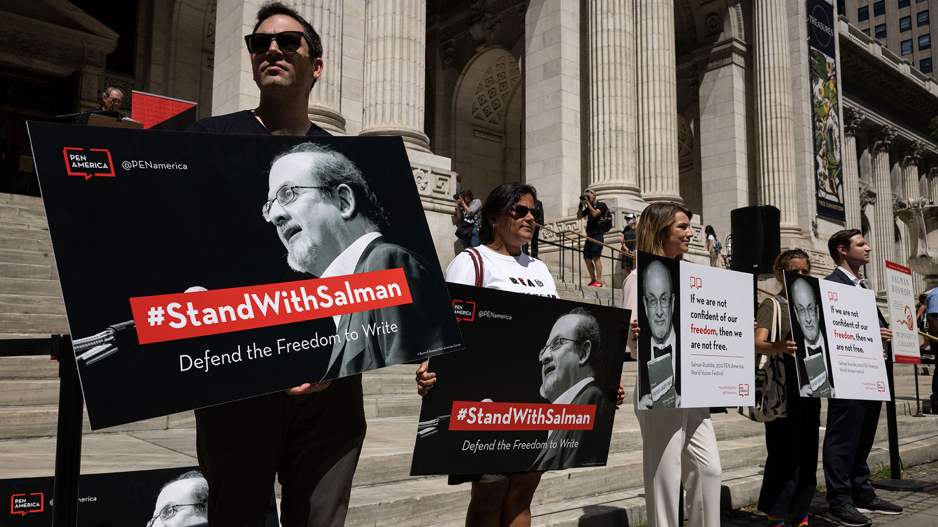 Manifestantes mostraron carteles de apoyo a Salman Rushdie en Nueva York (AP Photo/Yuki Iwamura)