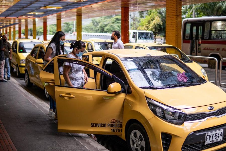 Taxista en Medellín le hace escándalo a una usuaria para que le pague la carrera