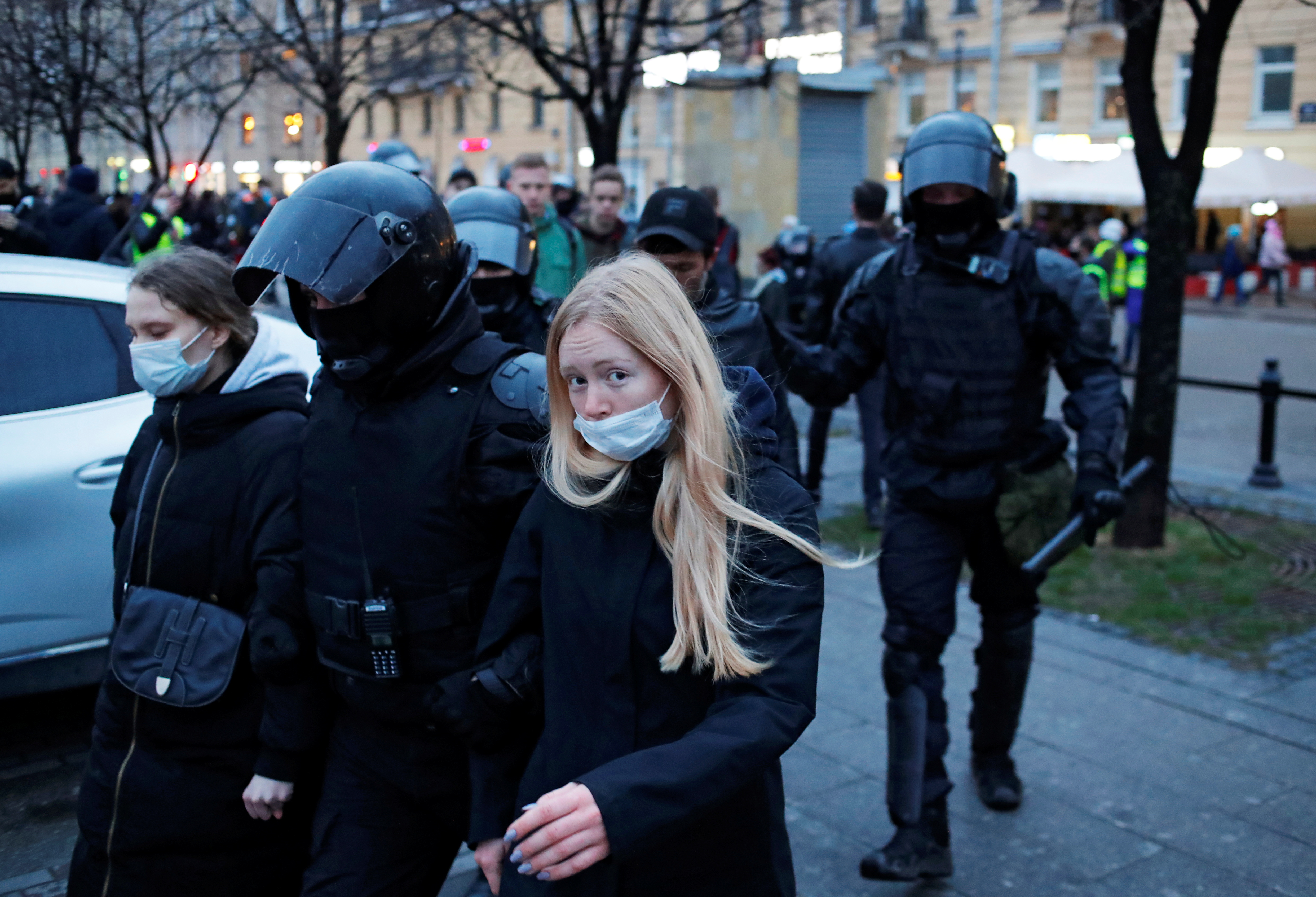 Manifestantes son llevados por agentes del orden durante una manifestación en apoyo al político opositor ruso encarcelado Alexei Navalny en San Petersburgo, Rusia, el 21 de abril de 2021. REUTERS / Anton Vaganov