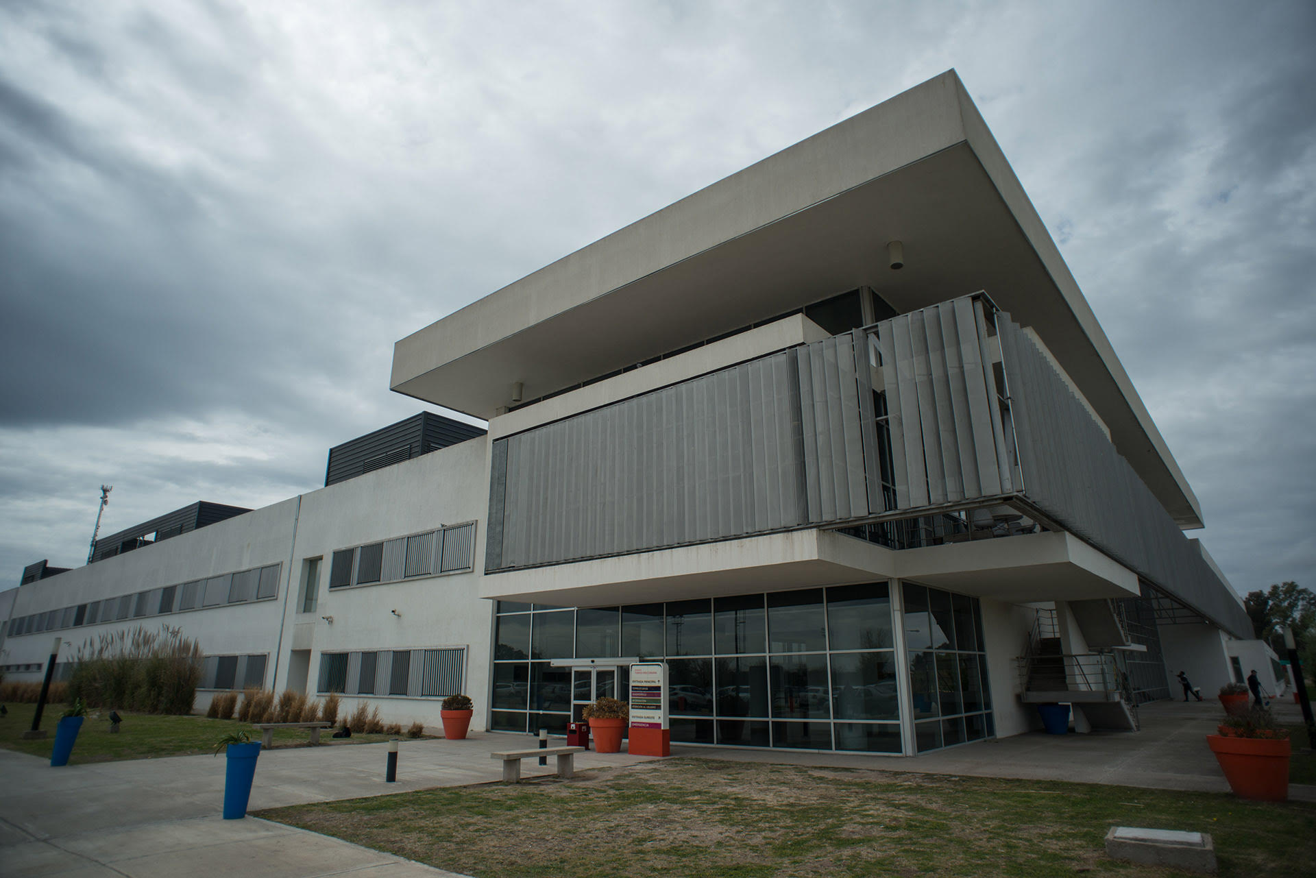 Cómo un novelista debutante de casi 70 años se convirtió en el gran éxito literario del año